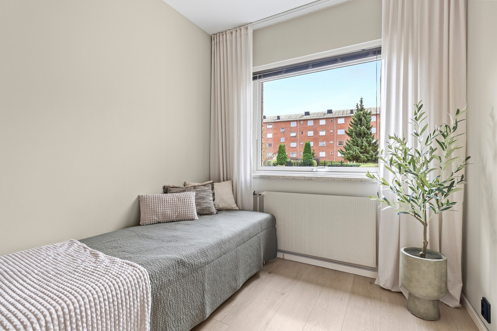 Alle soverom er romslige og fine, med varmeelementer og garderobeskap Galleribilde