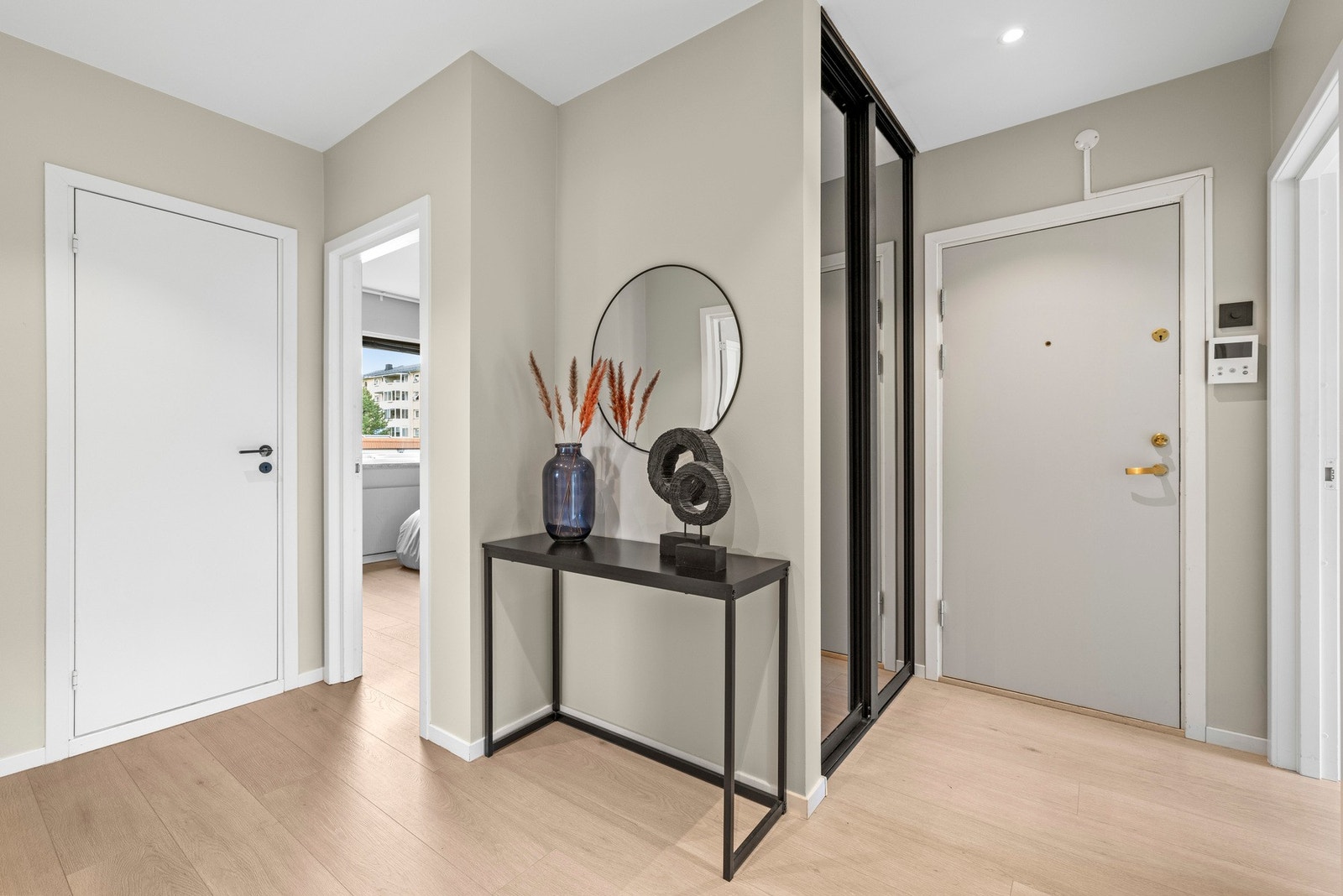 Meget innbydende inngangsparti med gir leiligheten et meget godt førsteinntrykk Galleribilde