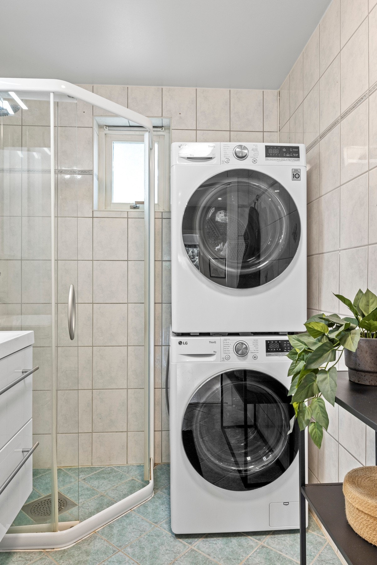 Badet har varmekabler i gulv og opplegg for både vaskemaskin og tørketrommel Galleribilde