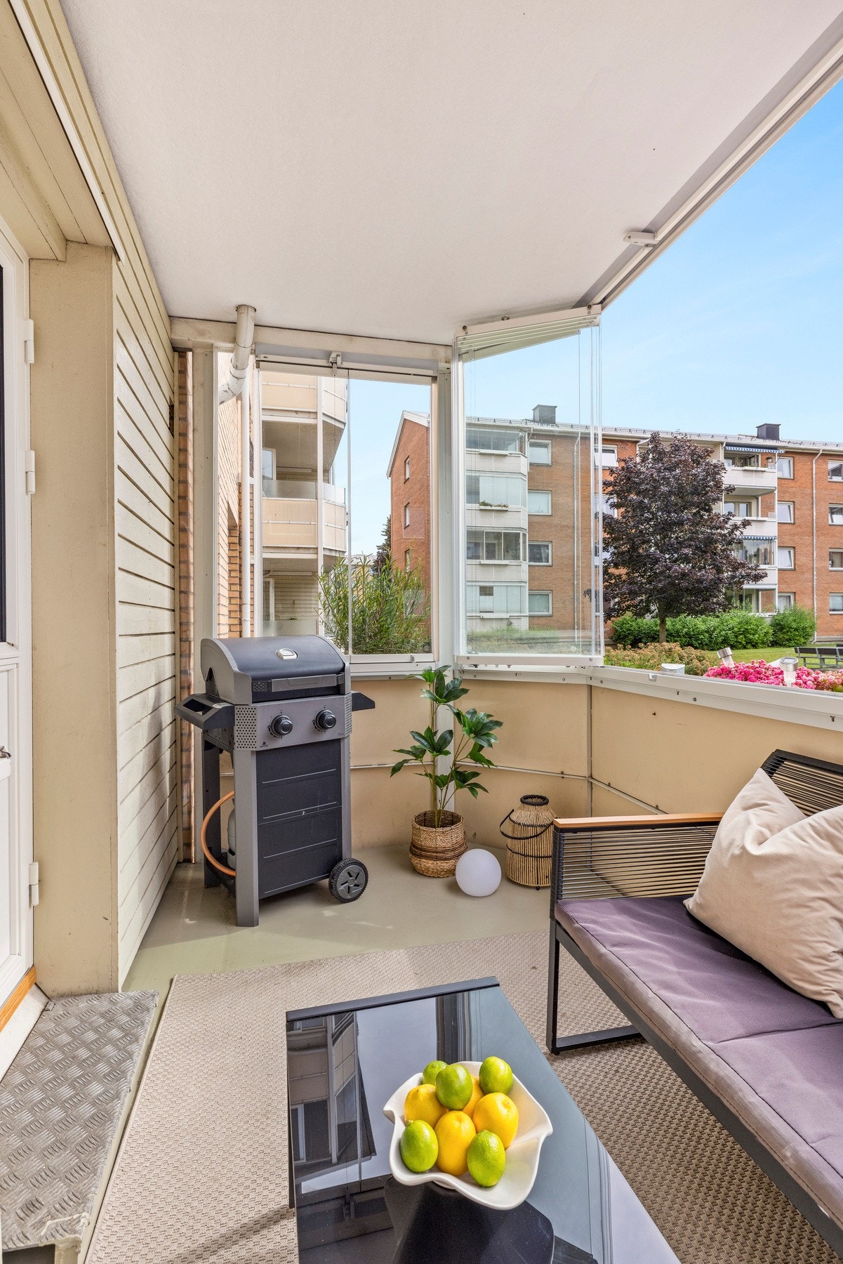 Balkongen vender mot rolige og flotte grøntarealer Galleribilde