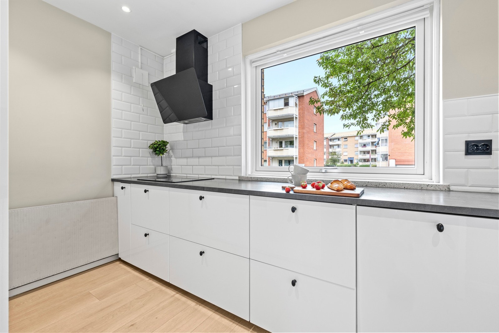 Flott kjøkken fra 2023 med mye skap- og benkeplass Galleribilde