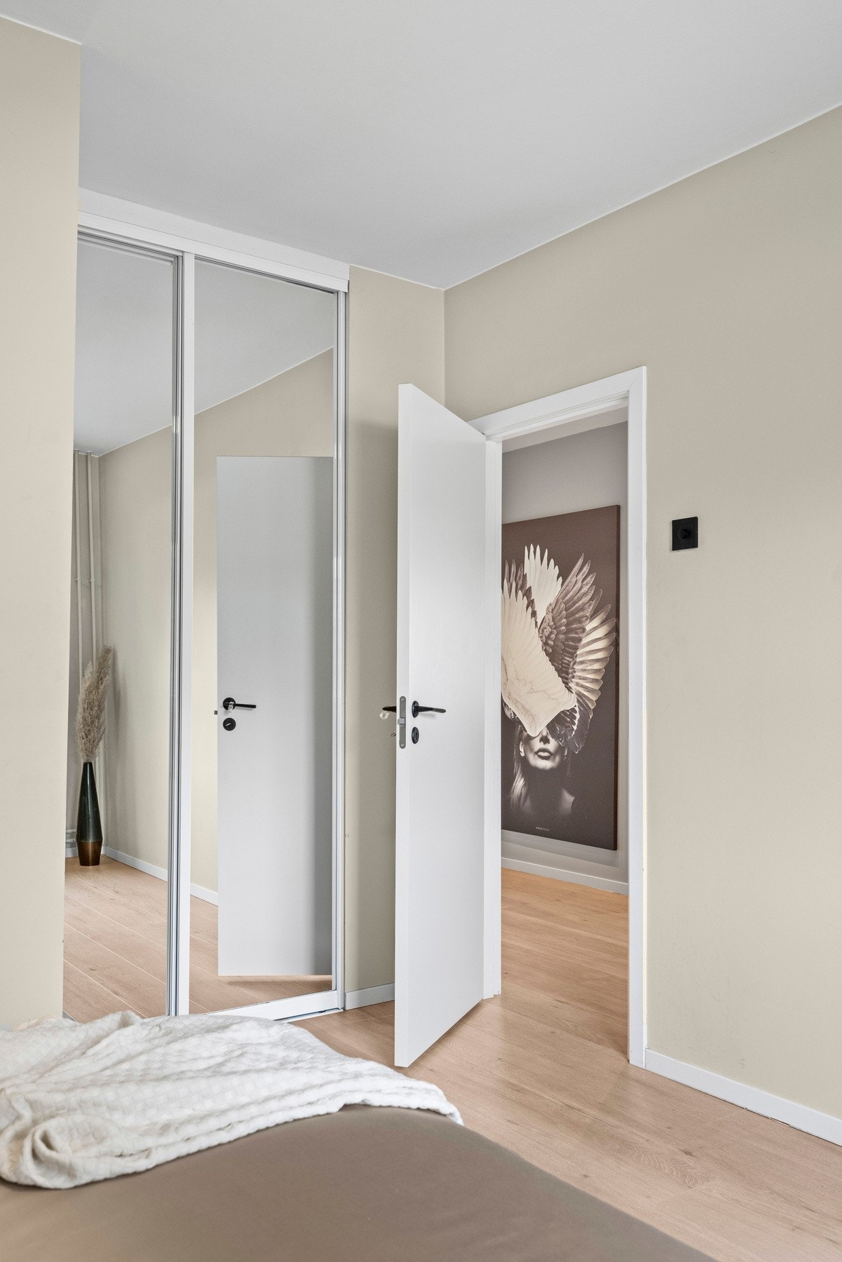 Her har du god plass til stor garderobe for oppbevaring av klær Galleribilde