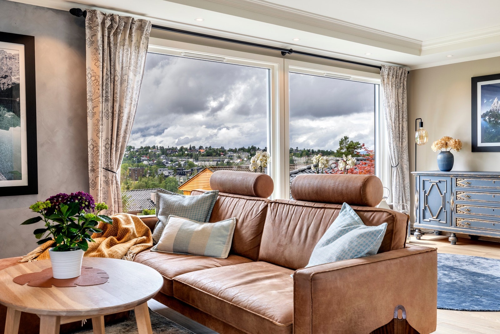 Stuen er et luftig og sosialt rom med åpen løsning til et moderne kjøkken, og god plass til både tv-lounge og spisestue. Rommet bades i dagslys fra skyvedører mot terrassen i vest, samt store vindusflater mot syd og øst. I indre hjørnet av stuen er det sa Galleribilde