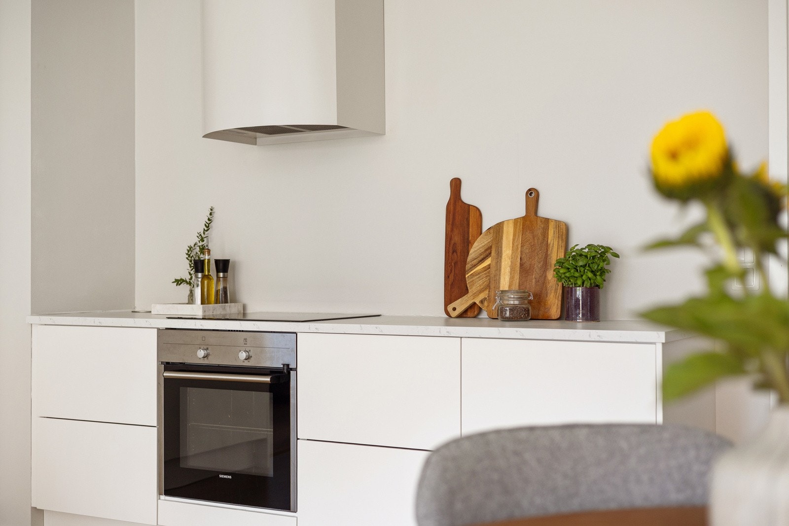 Det lekre kjøkkenet glir perfekt inn med leilighetens stil og fargetoner. Galleribilde