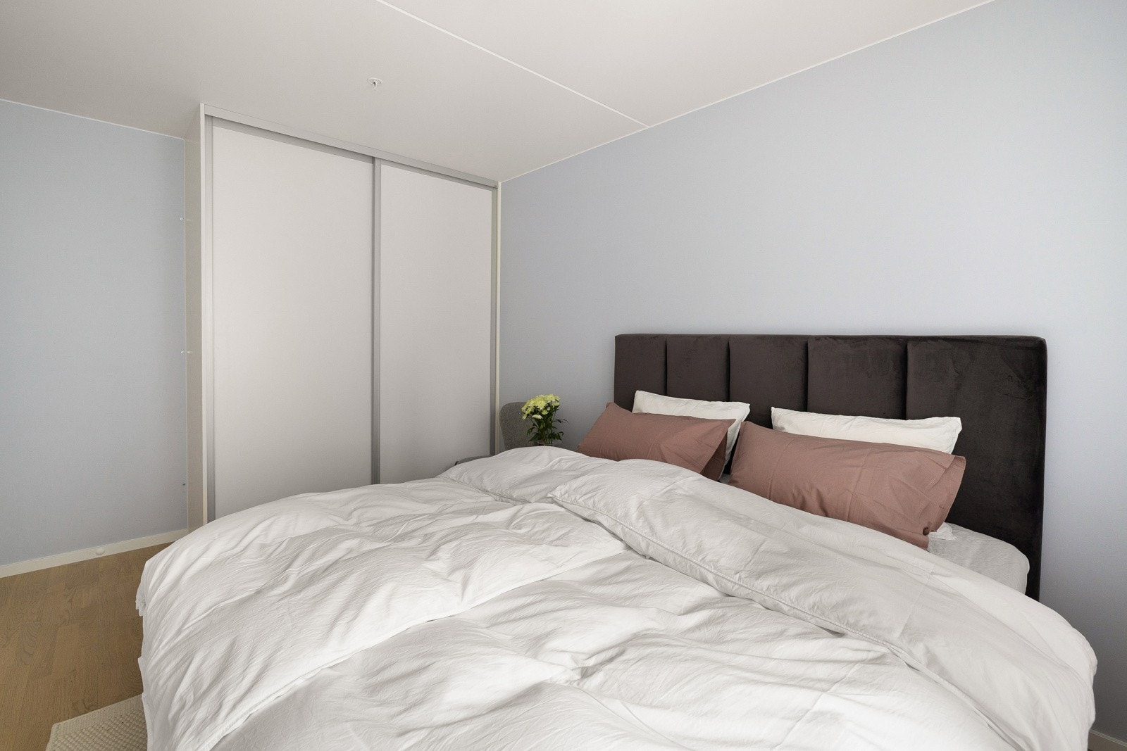 Skyvedørsgarderoben gir bra med lagringsplass. Galleribilde