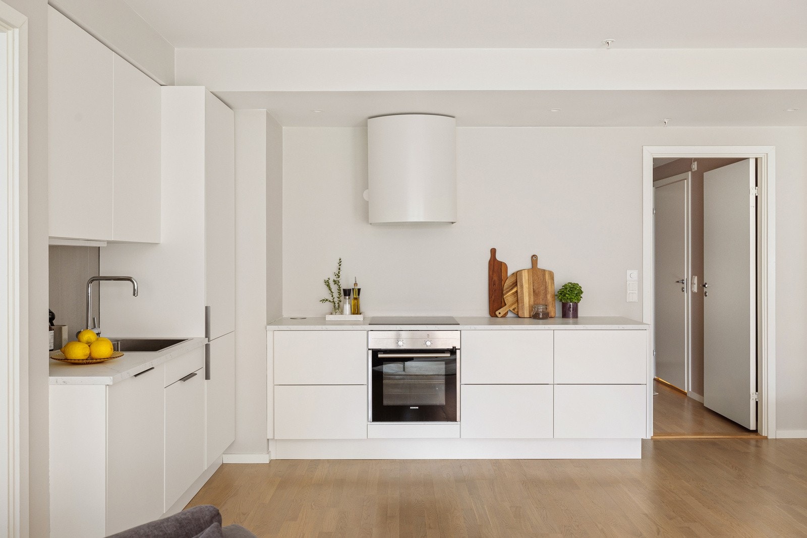 På kjøkkenet er alle hvitevarer integrert og medfølger salget. Galleribilde