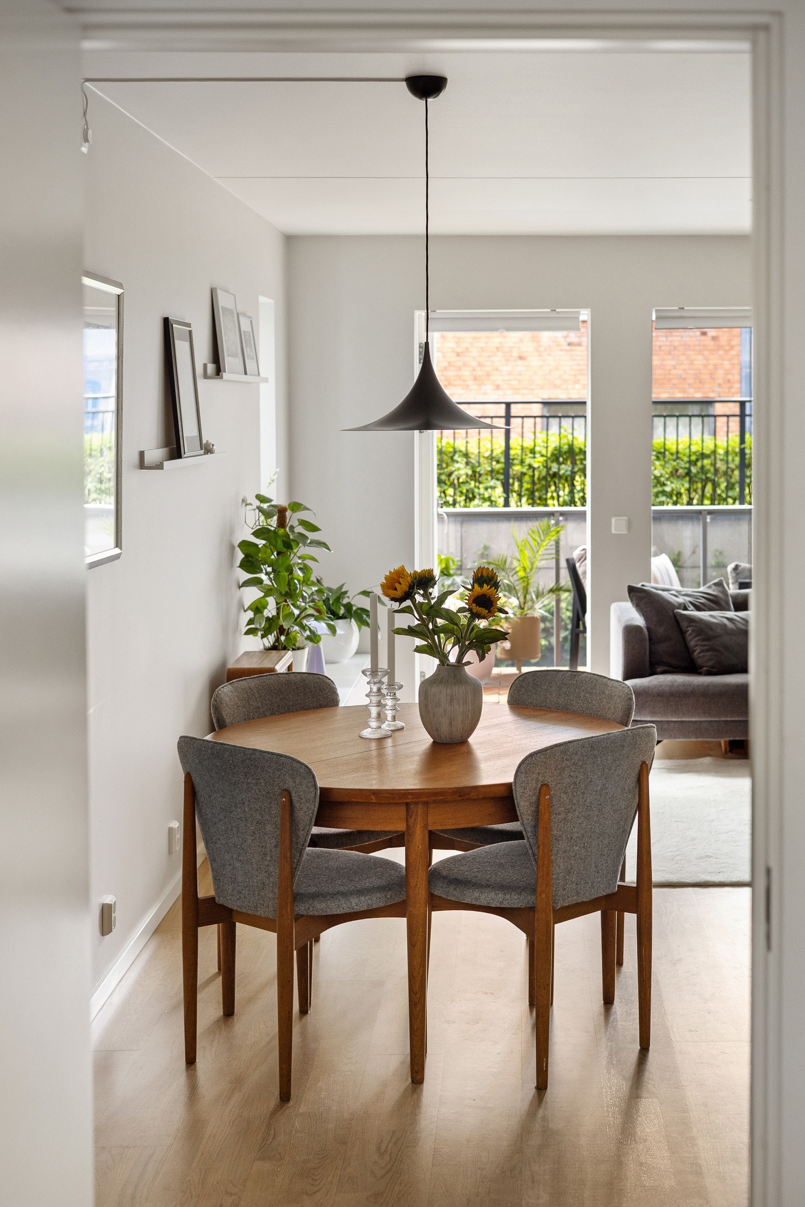 Det er fint med plass til eget spisebord i tilknytning til kjøkkenet. Galleribilde