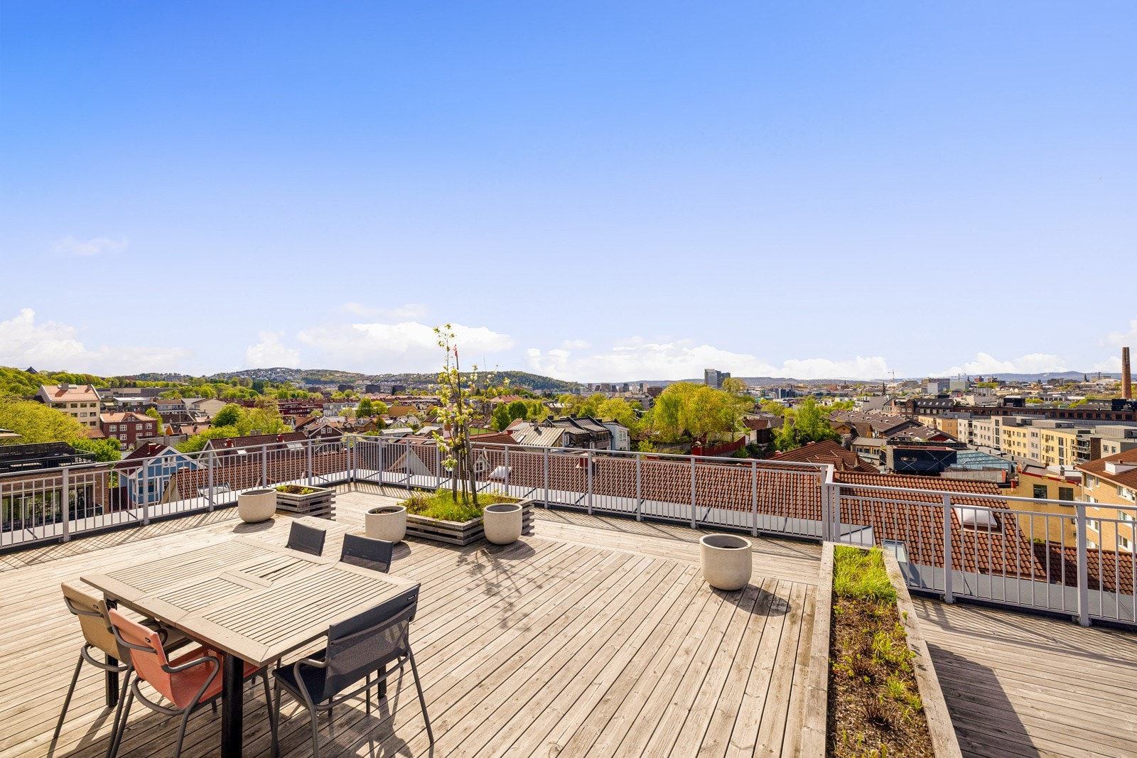 Takterrassene har koselig beplantning og møblemet til glede for gårdens beboere. Galleribilde