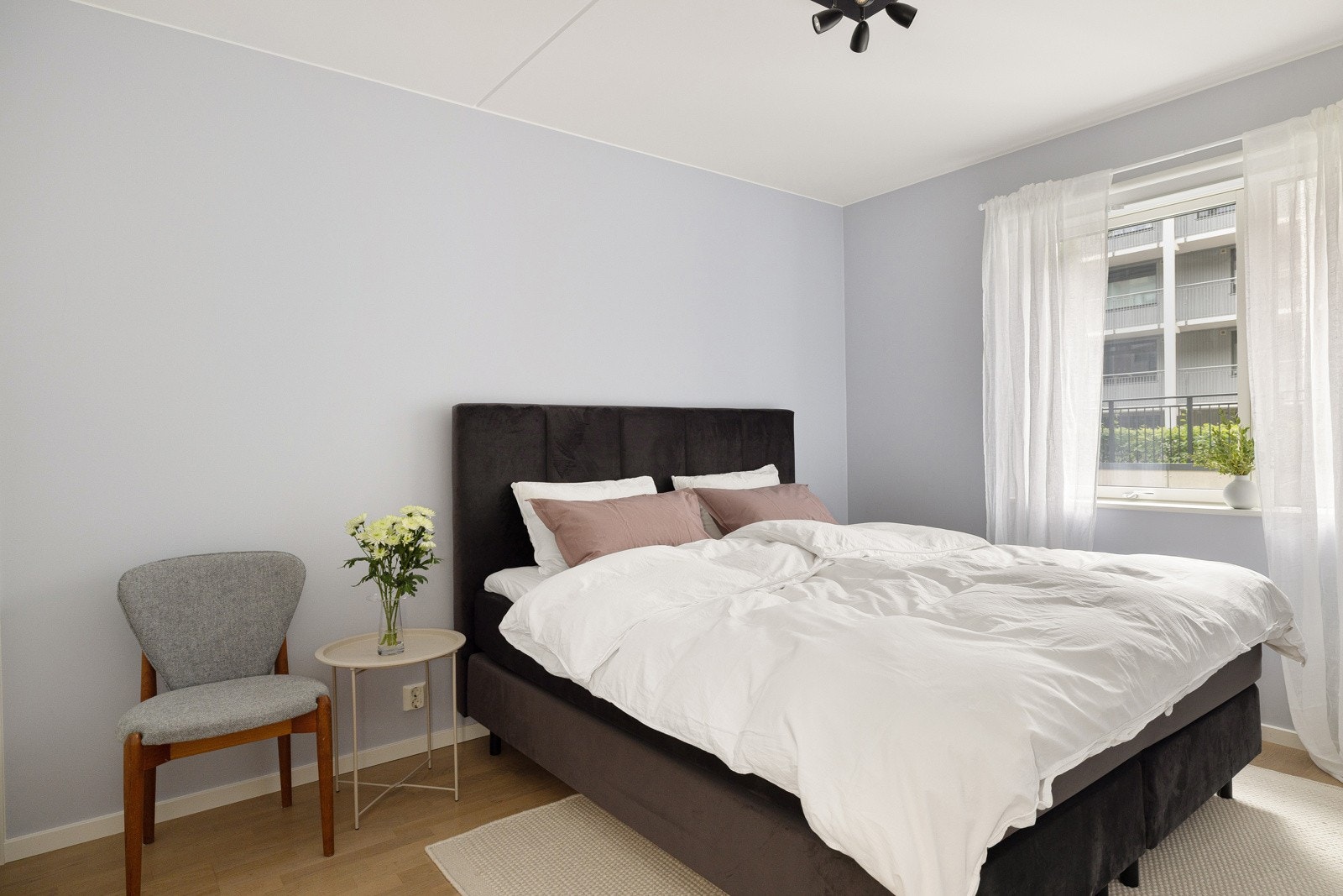 Soverommet er stort med god plass til dobbeltseng og annet soveromsmøblement. Galleribilde