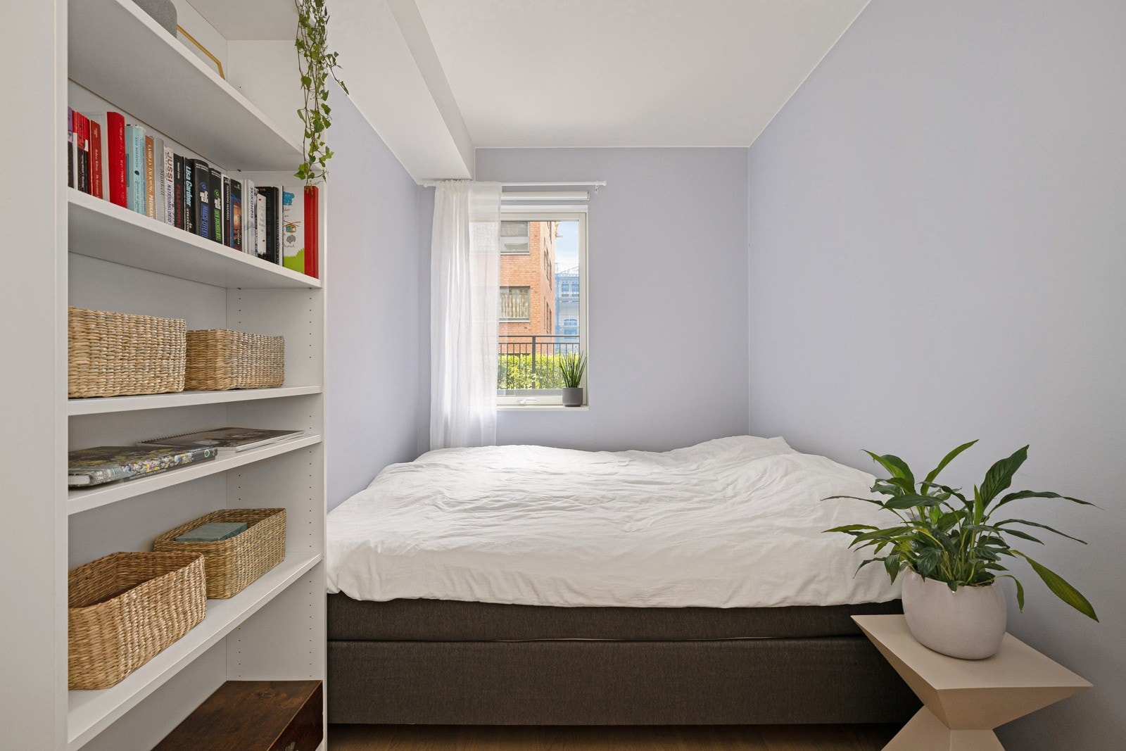 Dette soverommet er også romslig med flere muligheter for bruk og møblering. Sengen som står på soverommet i dag er 180cm. Galleribilde