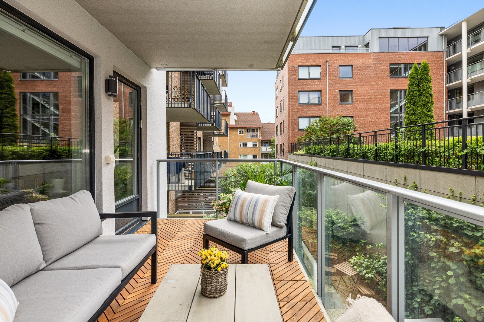 Balkongen er på hele 9 kvm og har god plass til utemøblement og grill. Galleribilde