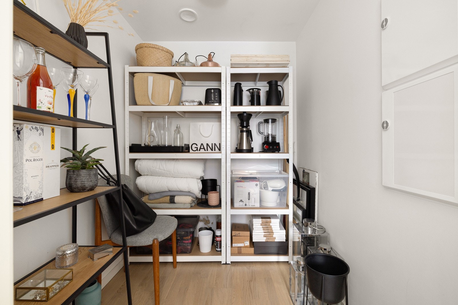 Den innvendige boden på 4 kvm gir veldig smart lagringsplass til det man behøver i det daglige. Leiligheten disponerer også en bod i underetasjen. Galleribilde