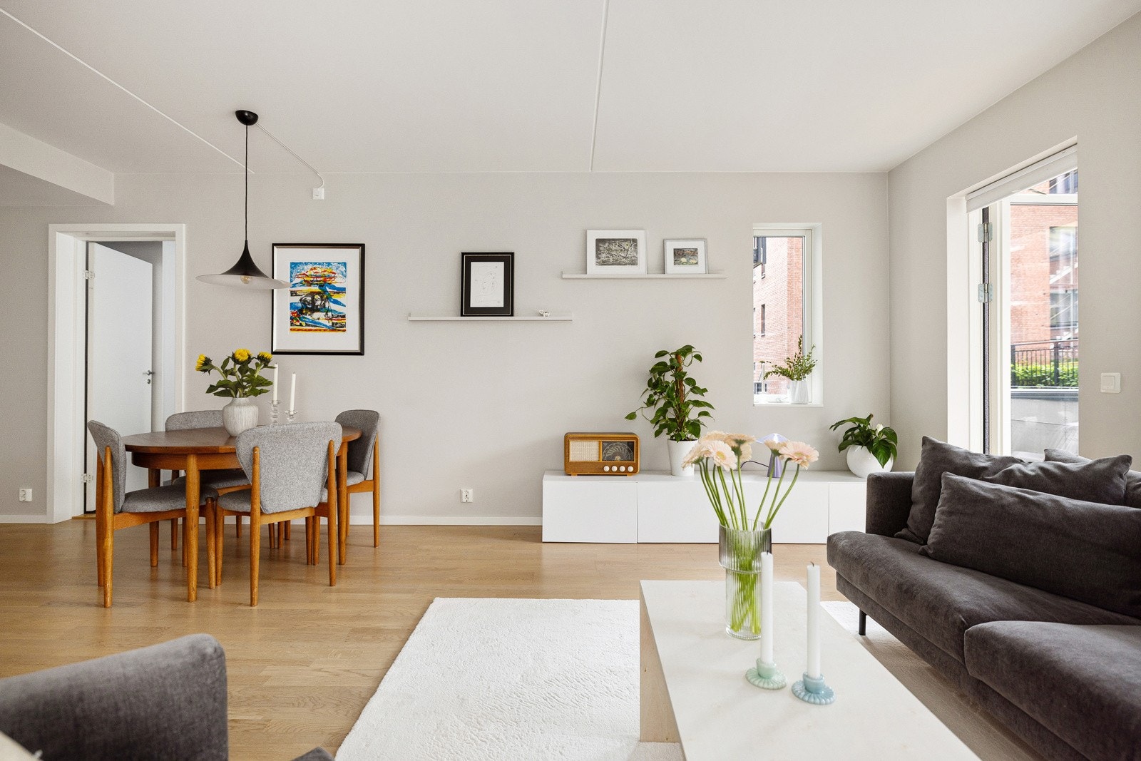 Stuen har en god størrelse og kan møbleres med både sittegruppe og spiseplass. Galleribilde