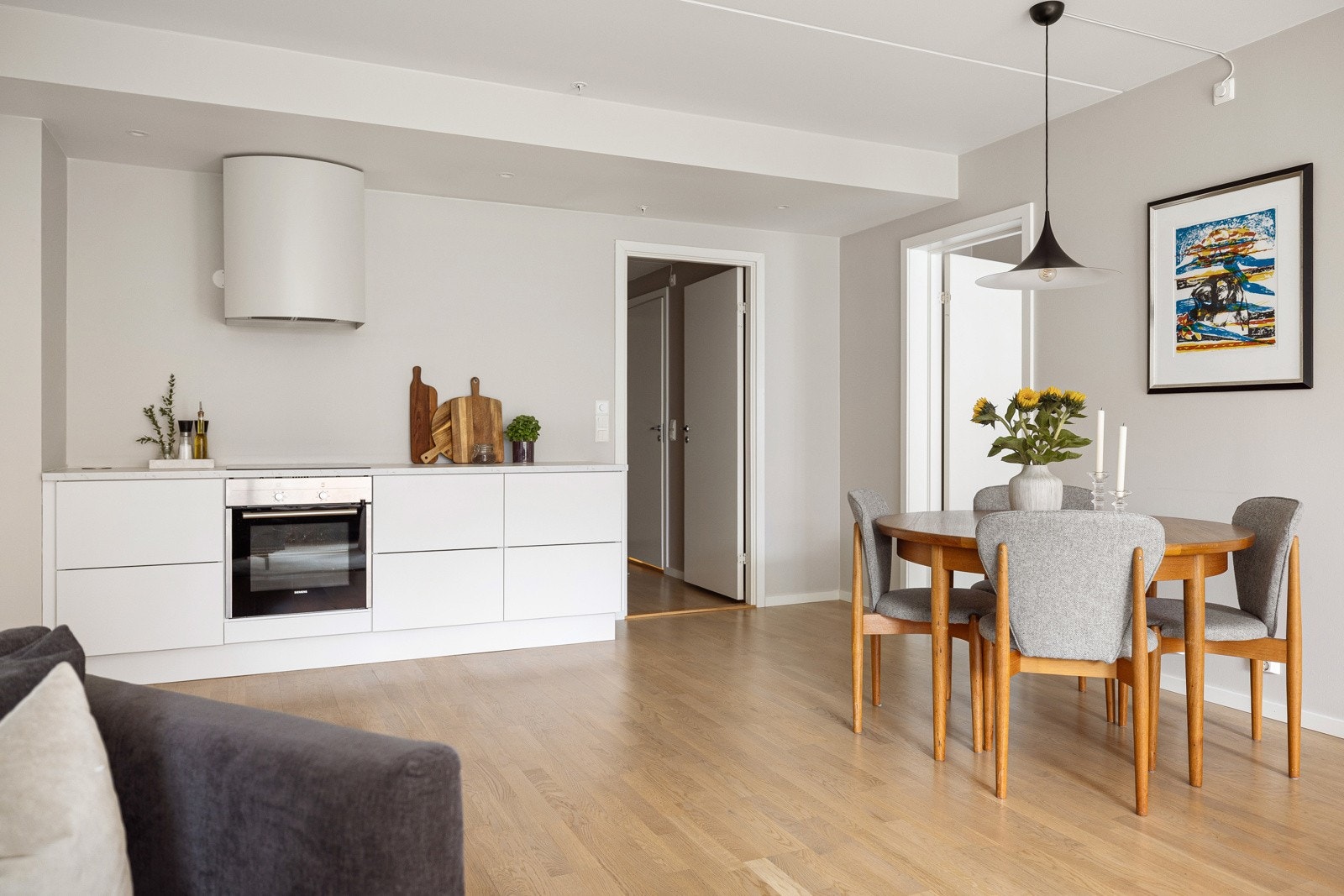 Kjøkkenet ble pusset opp i 2024 og fremstår som moderne og delikat. Galleribilde