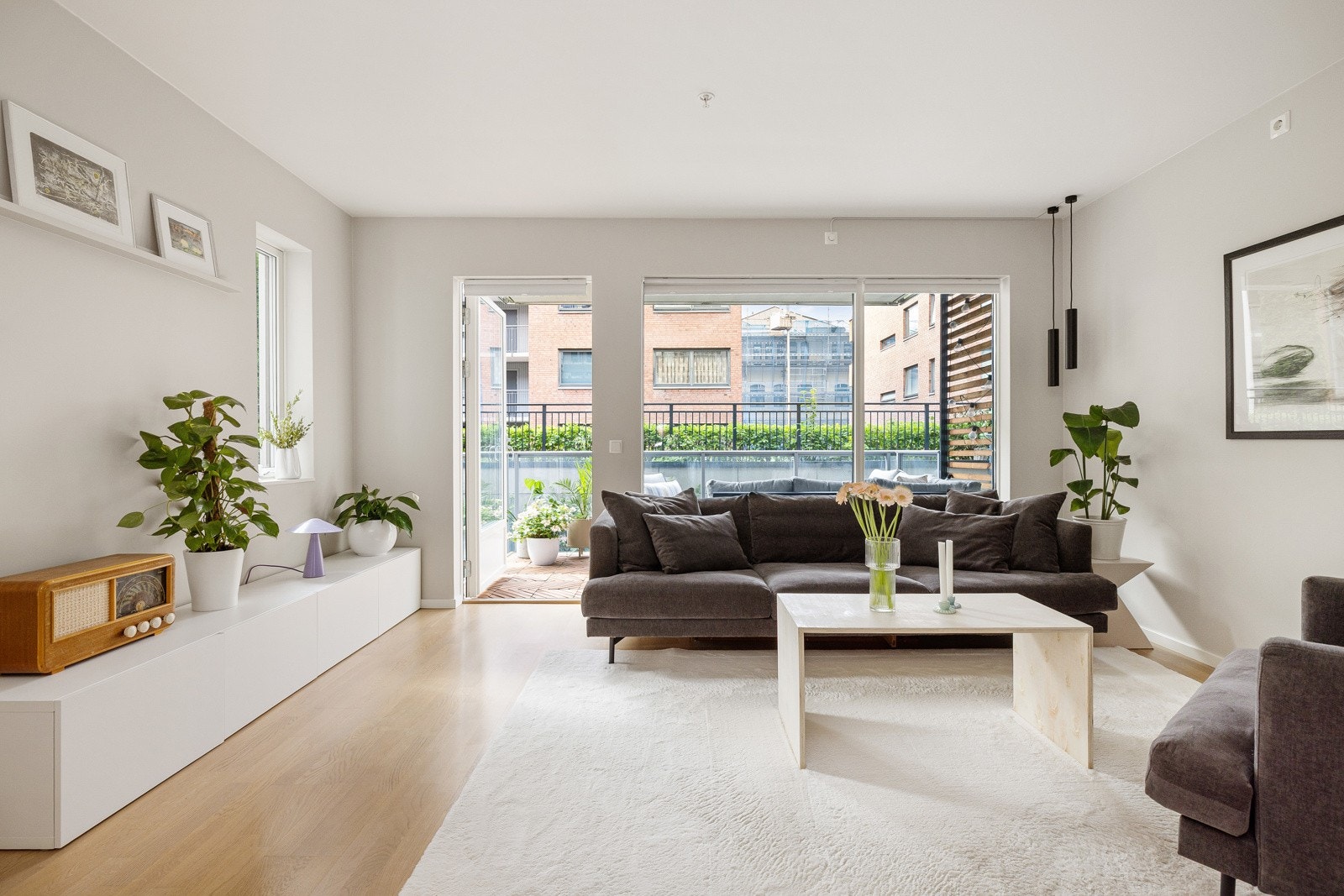 Lys og pen stue med store vindusflater og utgang til balkongen. Galleribilde