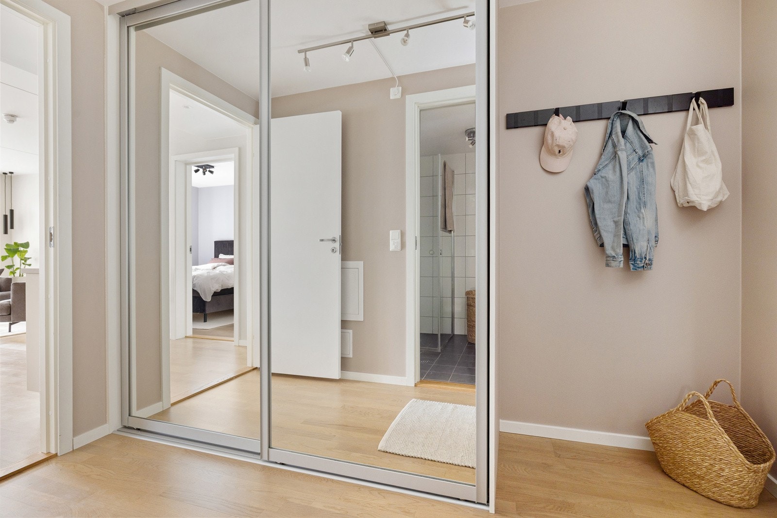 Entre med mye lagringsplass til sko og yttertøy. Det er trappefri adkomst til entreen og dørcalling med video. Galleribilde