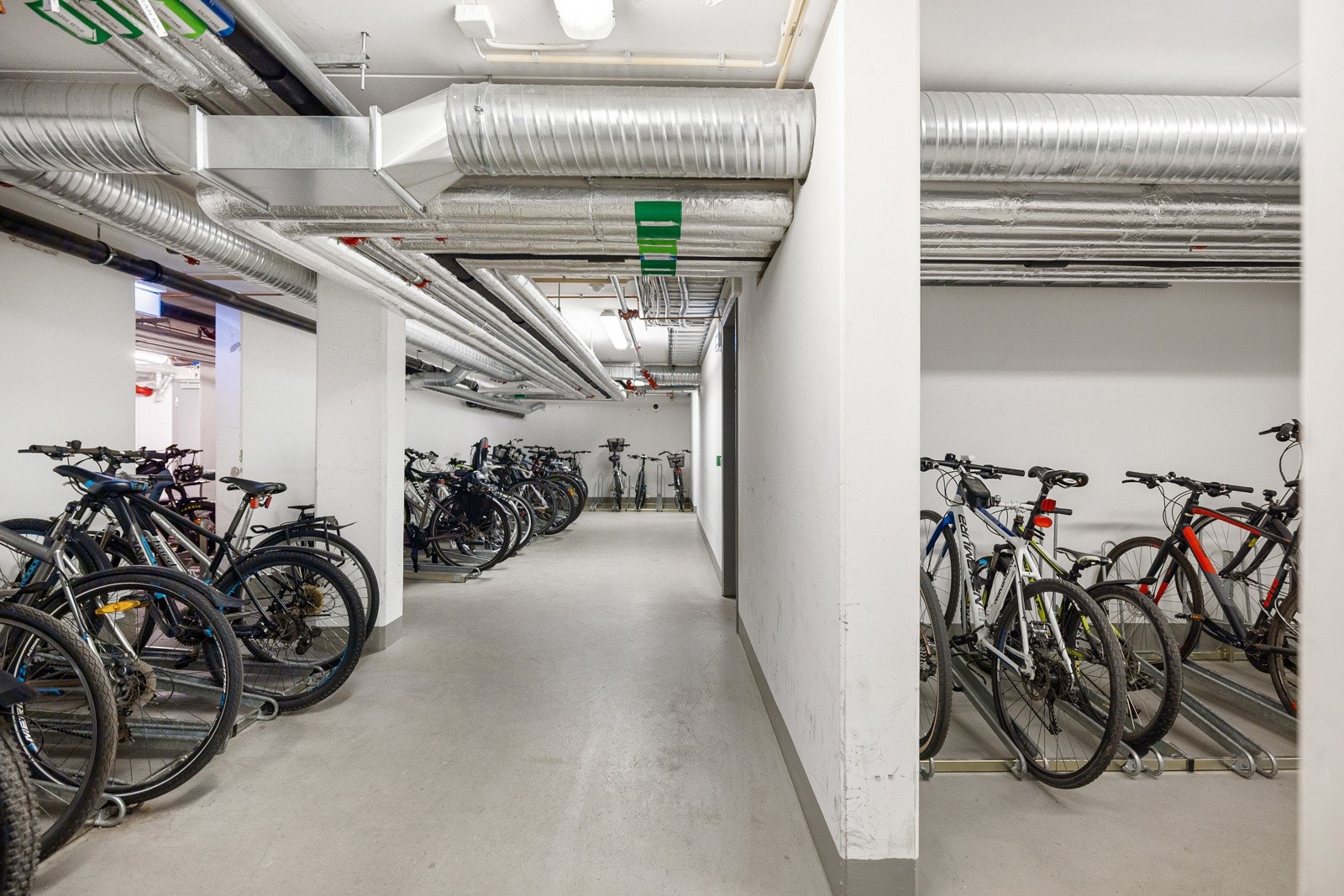 Det er et stort sykkelrom i garasjeanlegget. Galleribilde