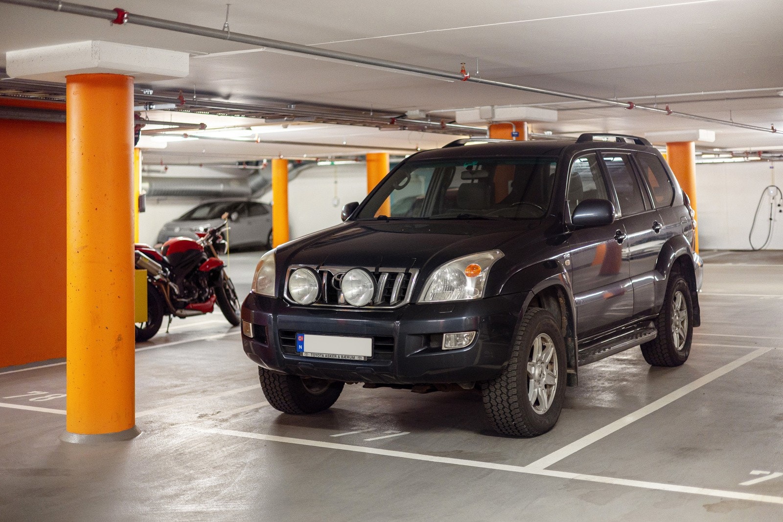 Medfølgende i salget er en garasjeplass i oppvarmet garasjeanlegg med heisadkomst. Det er lader for elbil på parkeringsplassen. Galleribilde