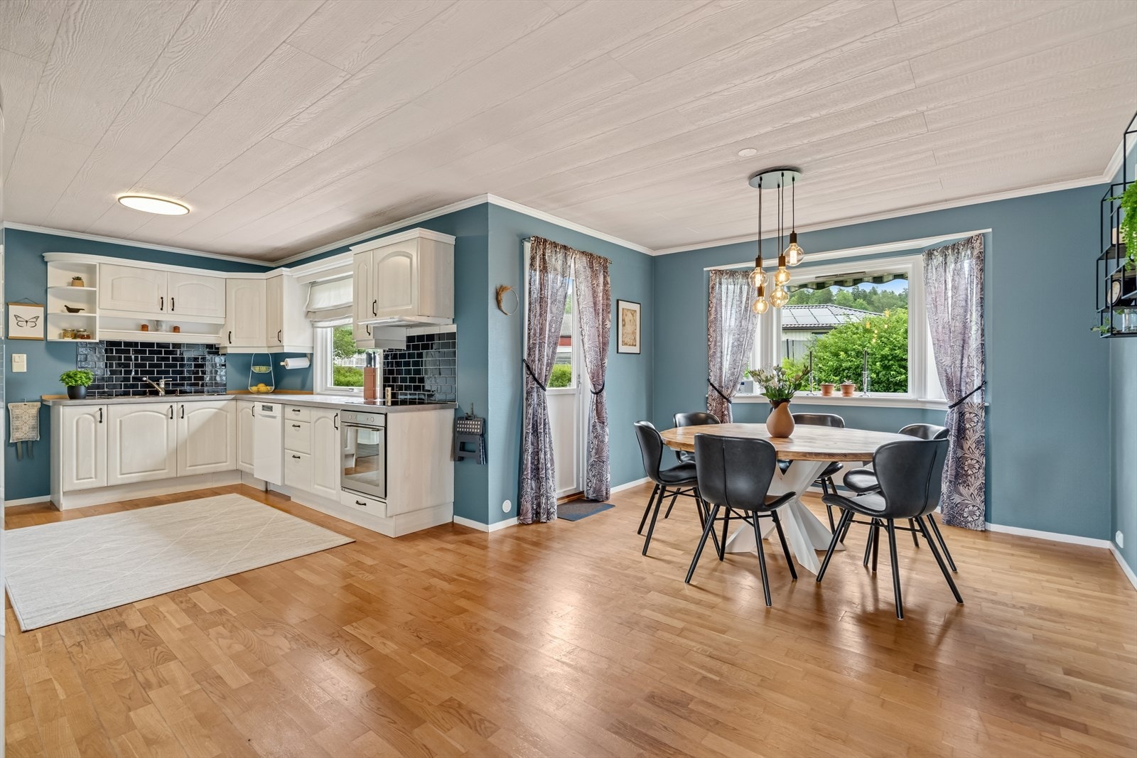 Hyggelig plass til spisestuen med utsyn mot hagen. Galleribilde