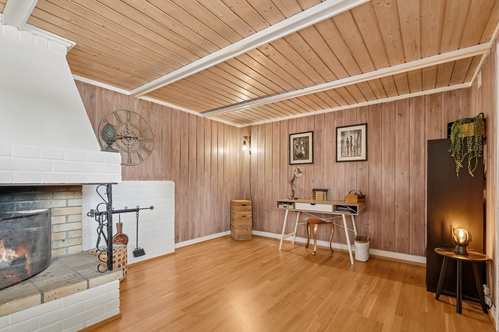 Trivelig kjellerstue med åpen peis. Galleribilde