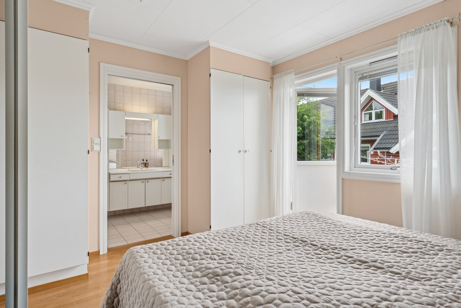 Hovedsoverommet har direkte tilknytning til det ene badet. Galleribilde