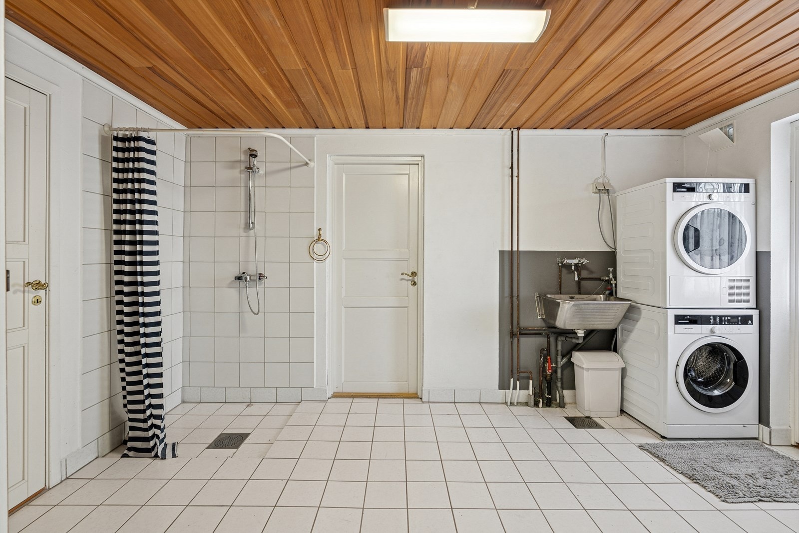 Innredet som vaskerom med dusjsone i underetasjen. Galleribilde