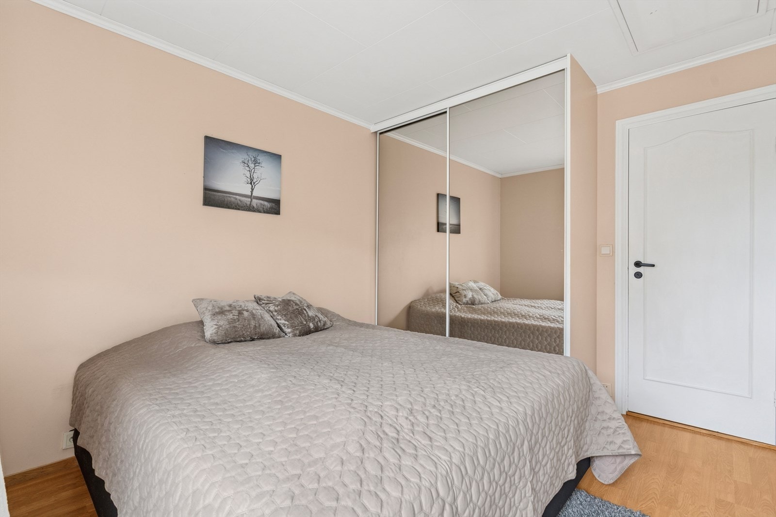 Hovedsoverom med plass for dobbeltseng og skyvedørsgarderobe. Galleribilde