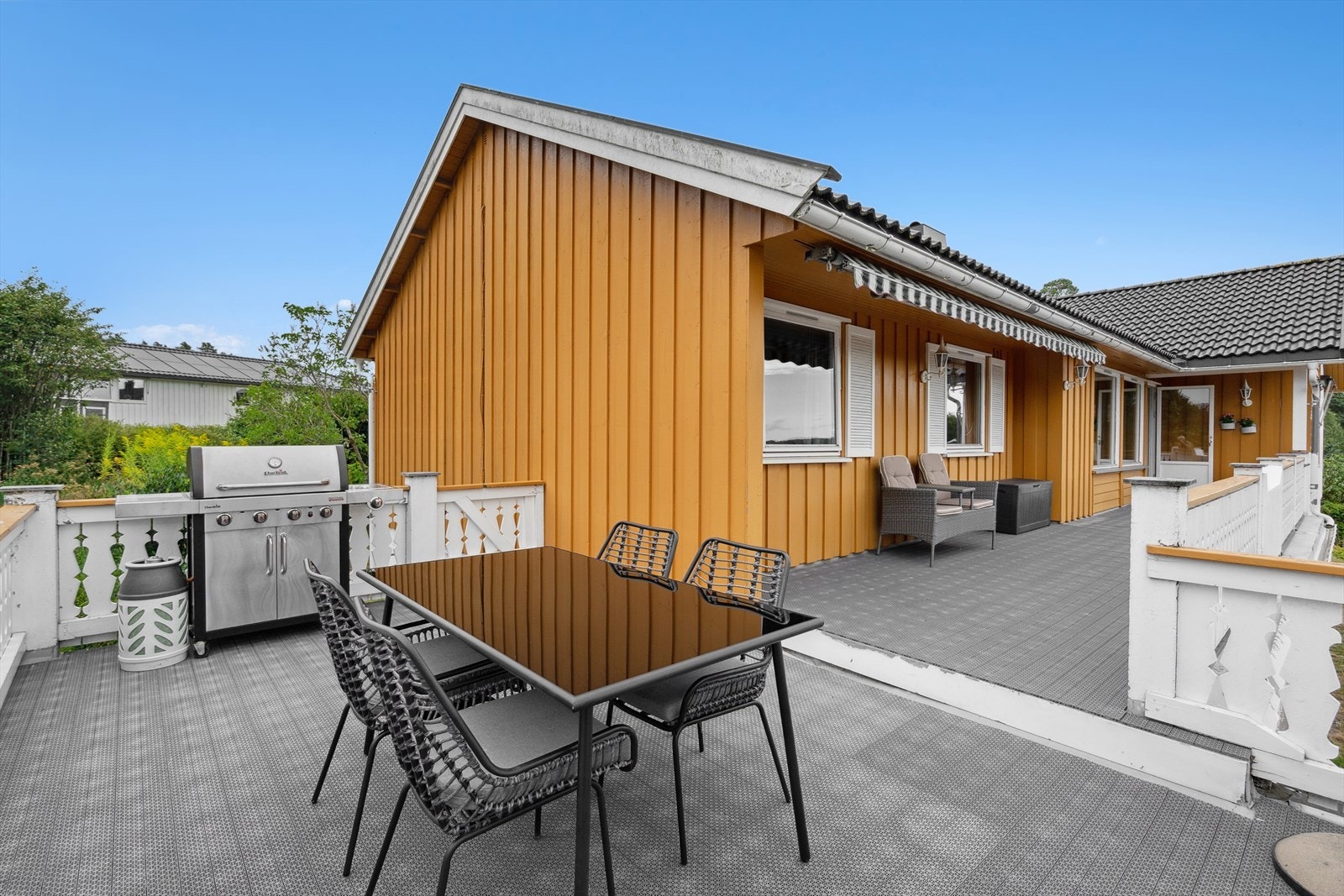 Terrassen har flere hyggelige soner med plass for utemøbler og grill. Galleribilde