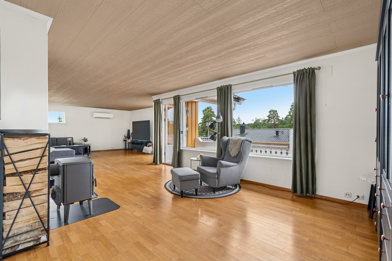 Lys og luftig stue med store vindusflater. Galleribilde