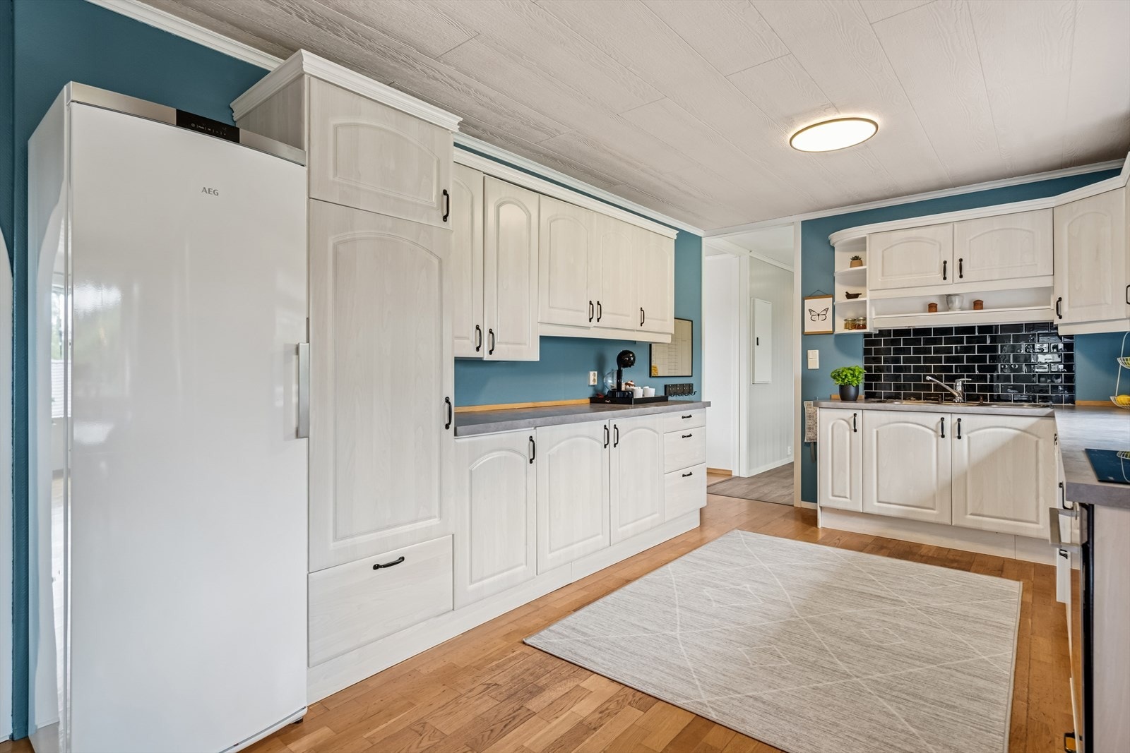 Kjøkkenet har rikelig med skap- og benkeplass. Galleribilde