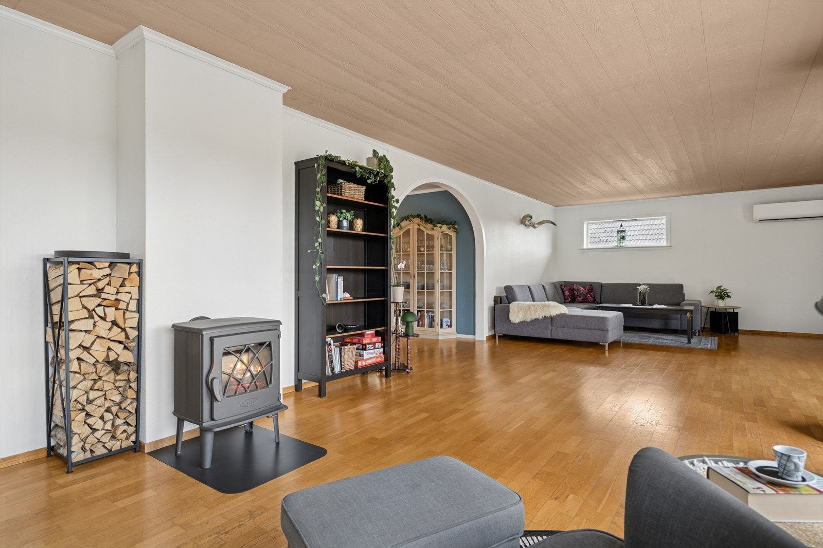 Peis i stuen gir både varme og en lun atmosfære - perfekt for kalde vinterkvelder! Galleribilde