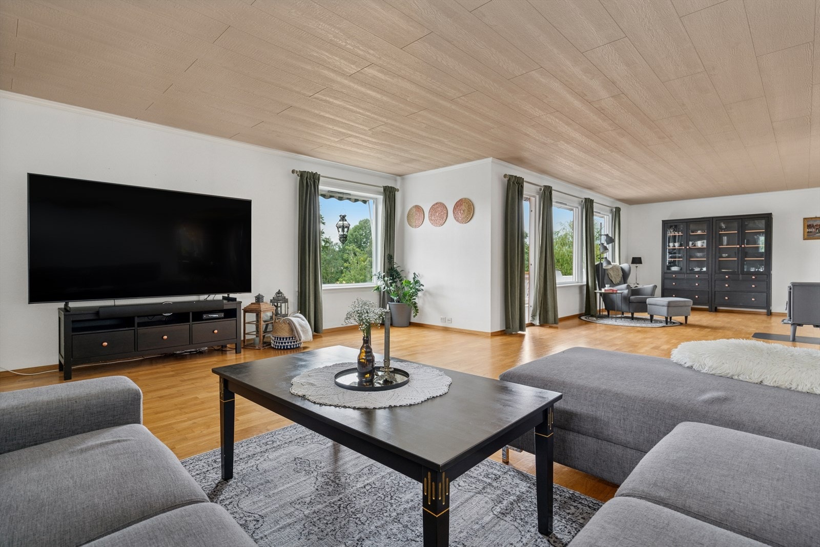 De store vindusflatene slipper inn rikelig med naturlig sollys. Galleribilde