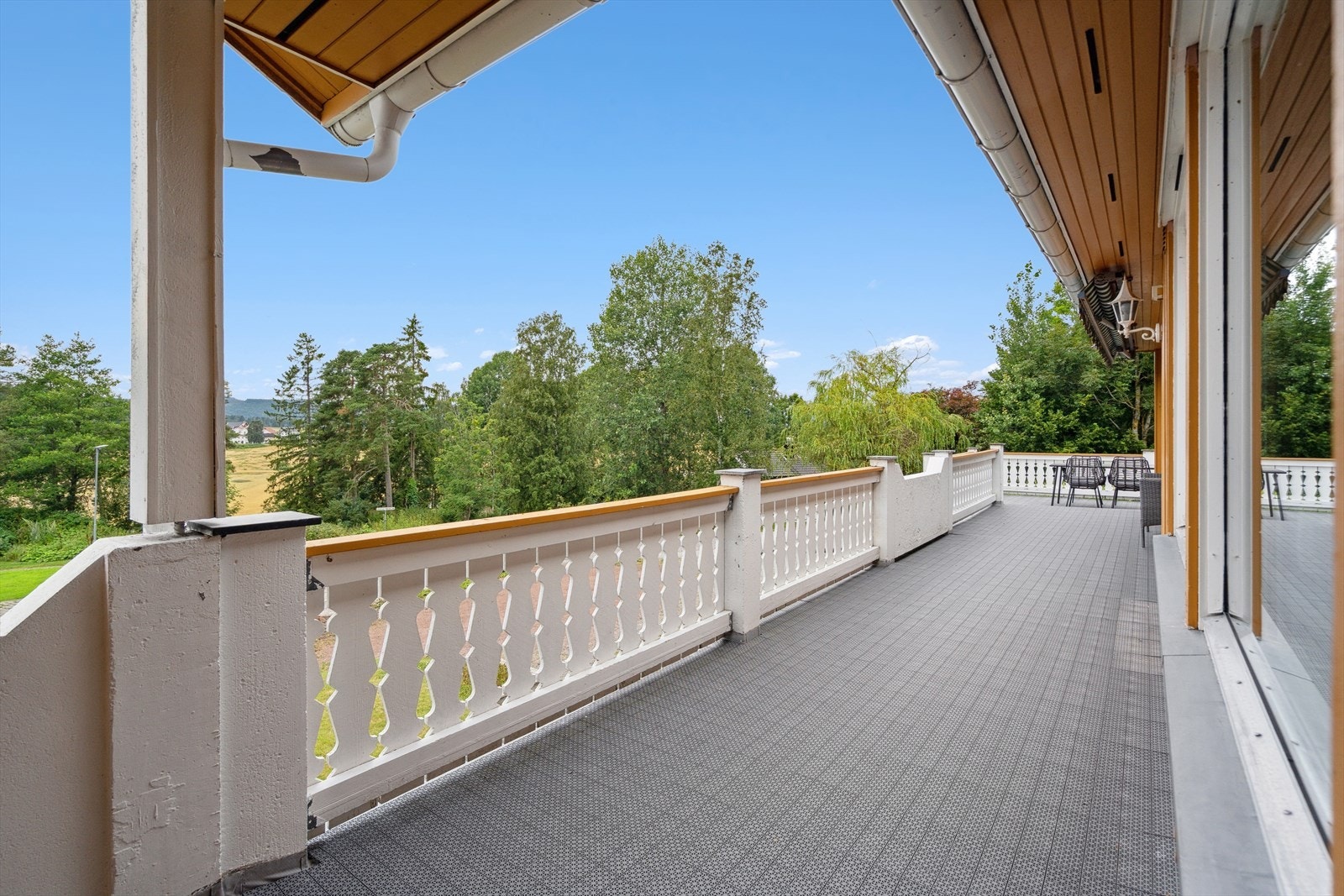 Fra stuen er det utgang til en stor og solrik terrasse. Galleribilde