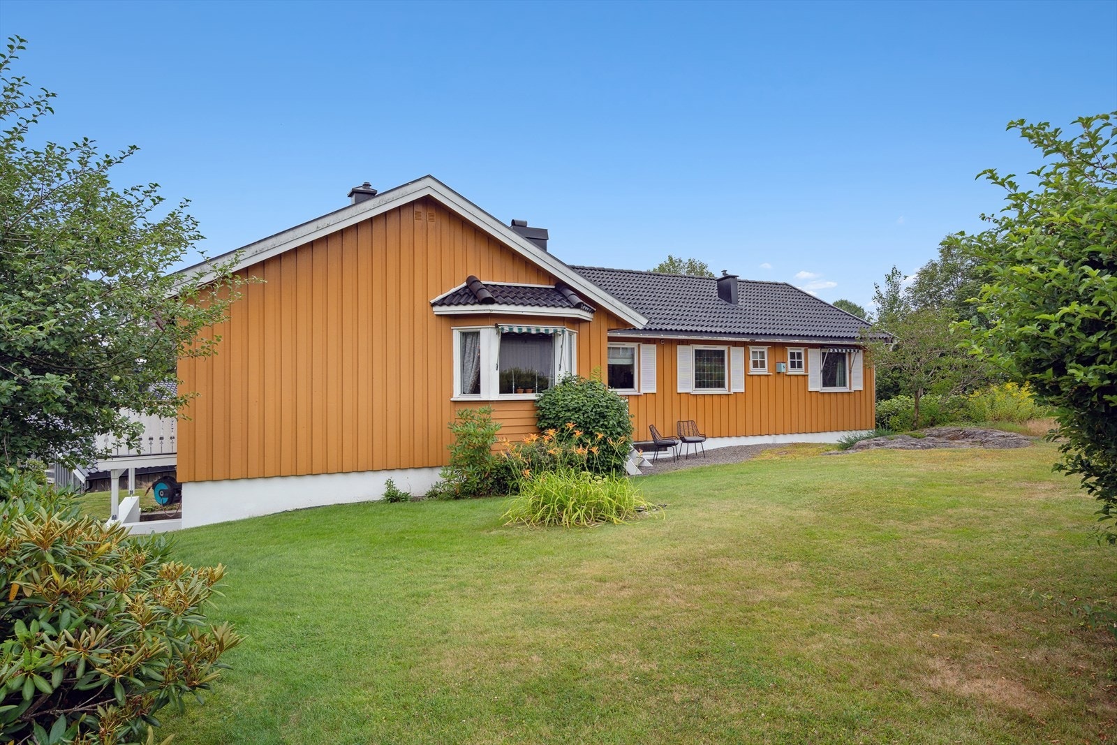 Eiendommen ligger i et landlig og naturskjønt boligområde på Linnestad i Re kommune, ca. 5 km sydøst for Revetal. Galleribilde