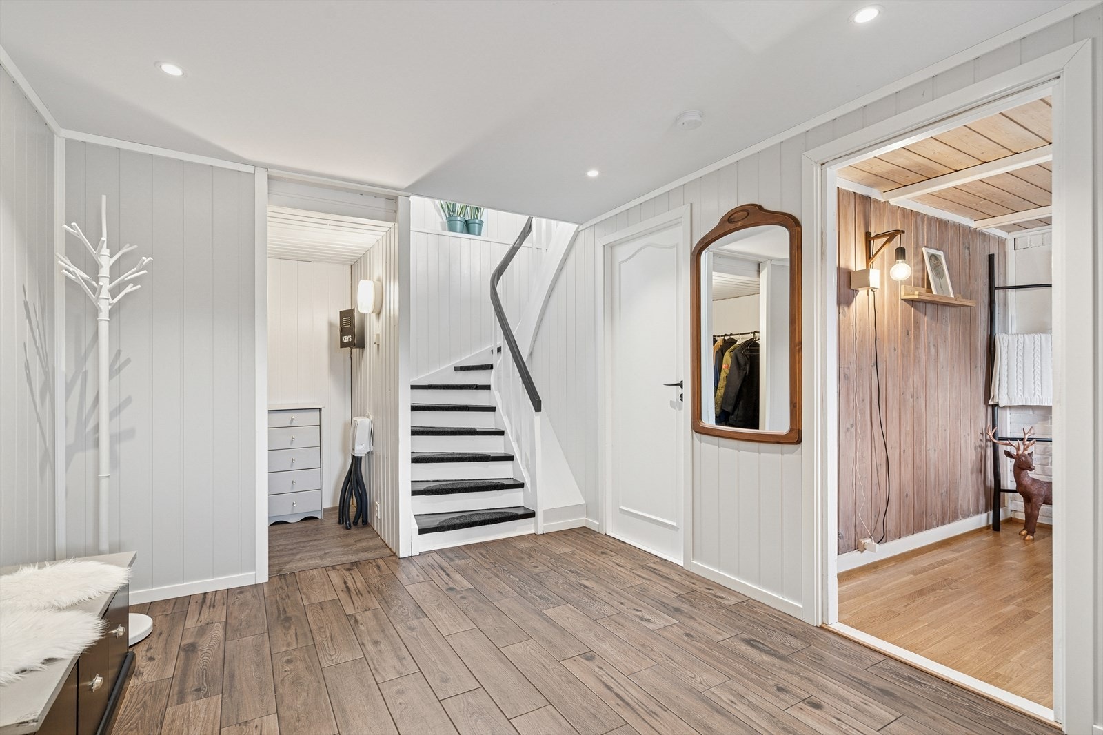 Stort inngangsparti med plass for å henge fra seg yttertøy og sko. Galleribilde