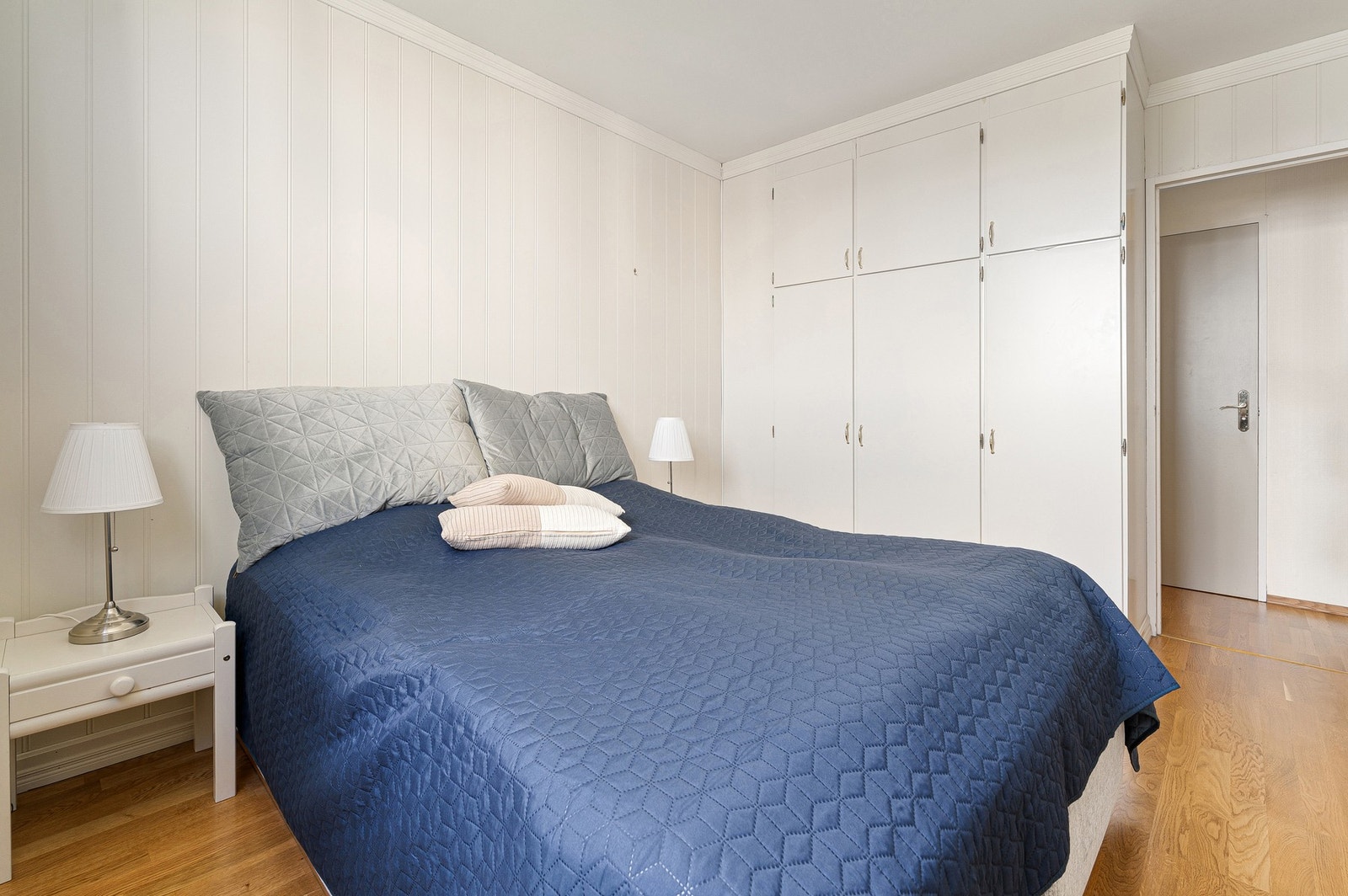 Her er det plass til dobbeltseng og garderobeskap. Galleribilde