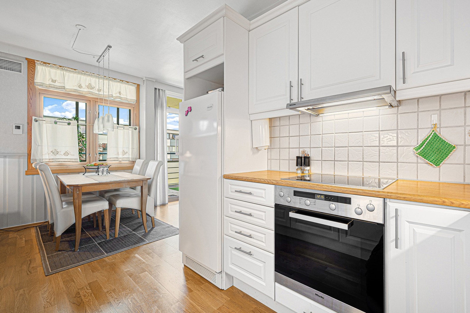 Integrerte hvitevarer som platetopp, stekeovn og oppvaskmaskin følger med. Galleribilde