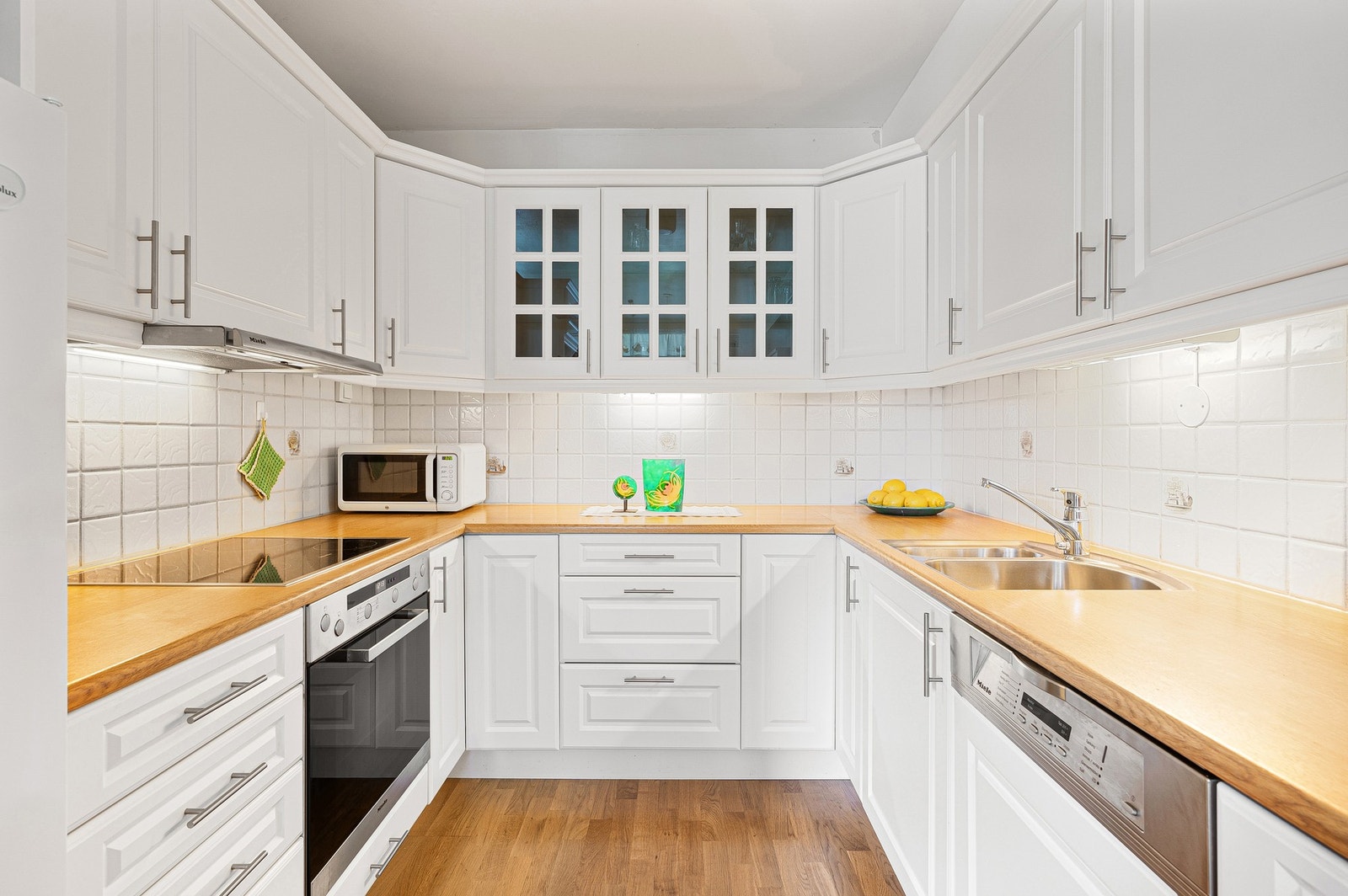 Pent kjøkken fra 2008 med mye skap -og benkeplass. Galleribilde