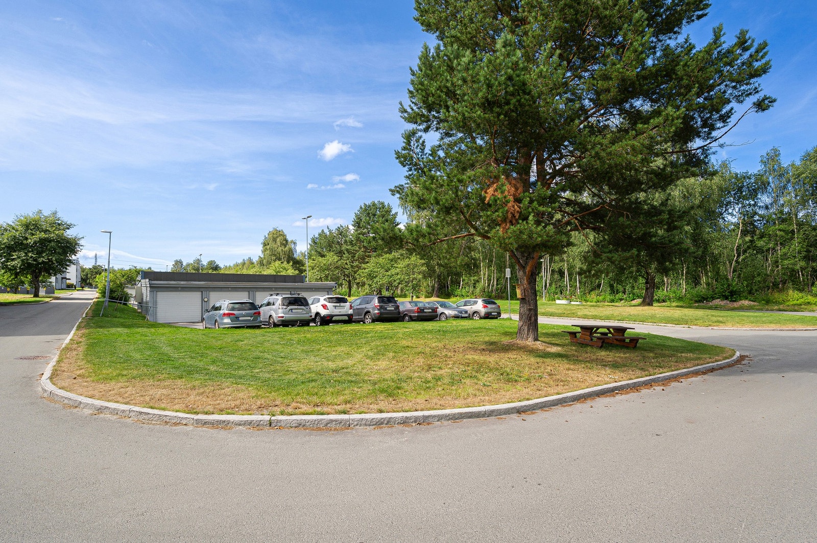 Gode parkeringsmuligheter i borettslaget med mulighet for elbillader og leie av garasjeplass. Galleribilde