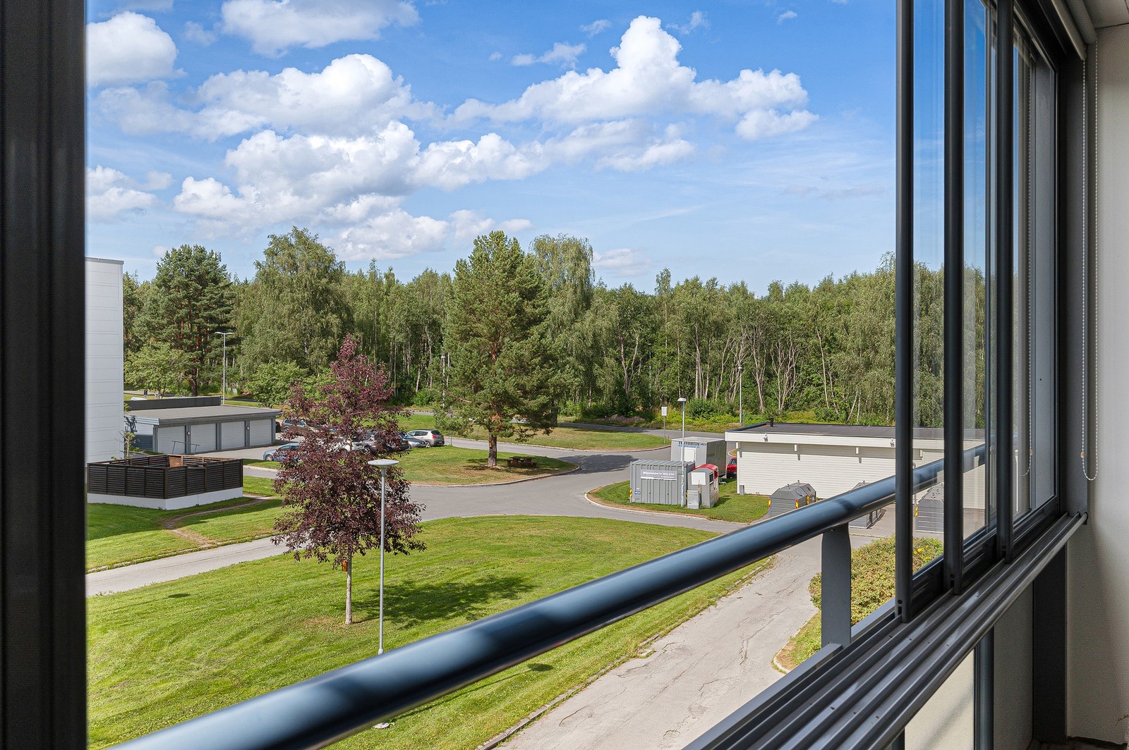 Balkongen ligger vestvendt og har gode solforhold. Balkongen er innglasset med mulighet for å åpne opp. Galleribilde