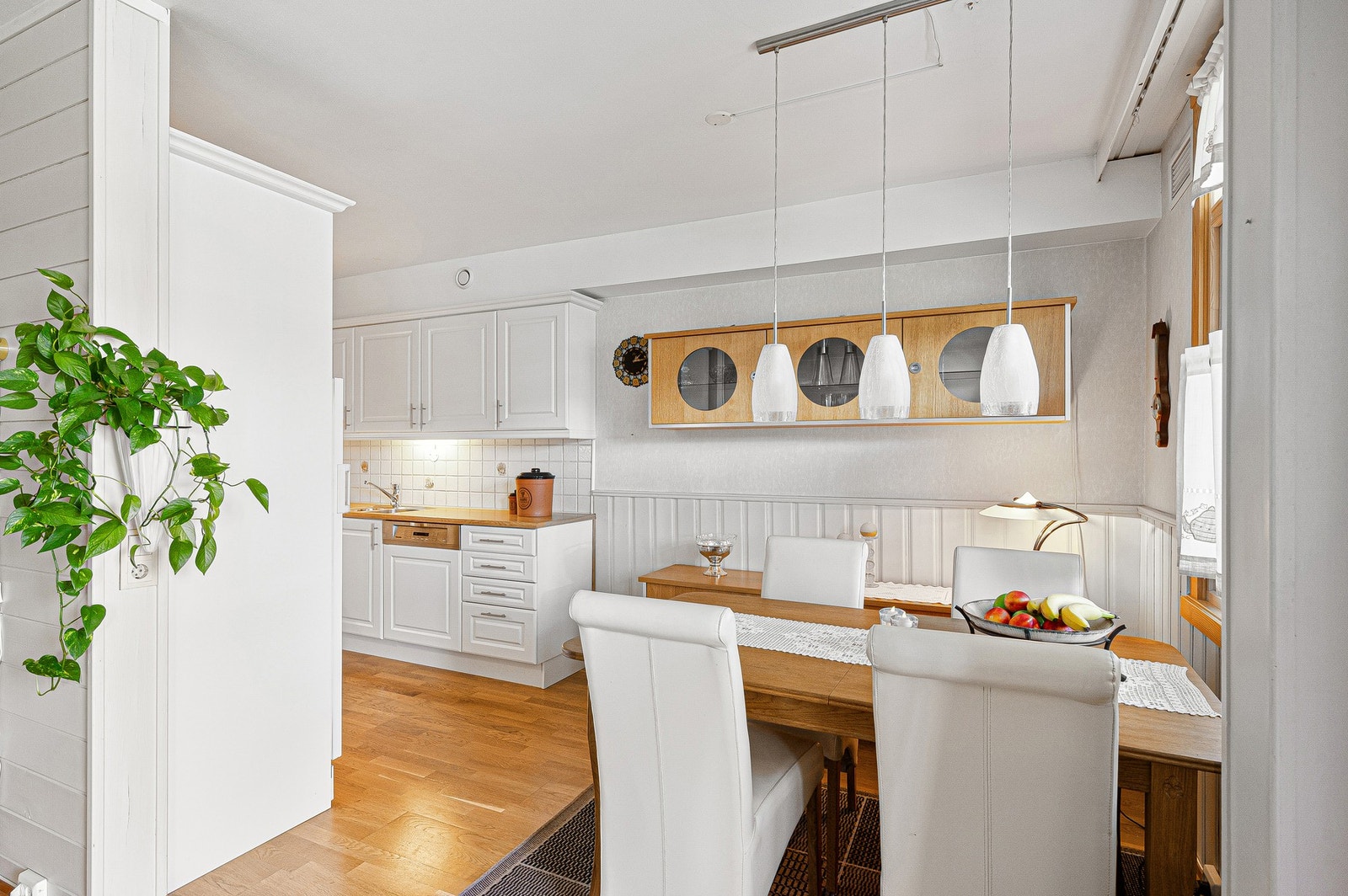 Store vindusflater som gir rikelig med naturlig lysinnslipp. Galleribilde