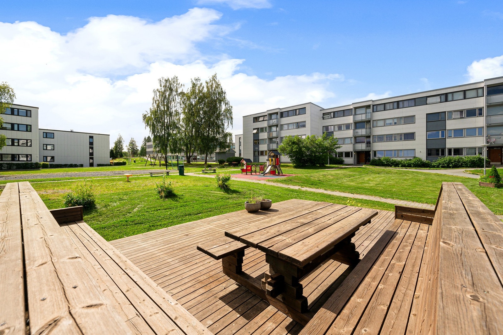 Borettslaget har fine uteområder med lekeplass og fine sitteplasser for å ta lunsjen. Galleribilde