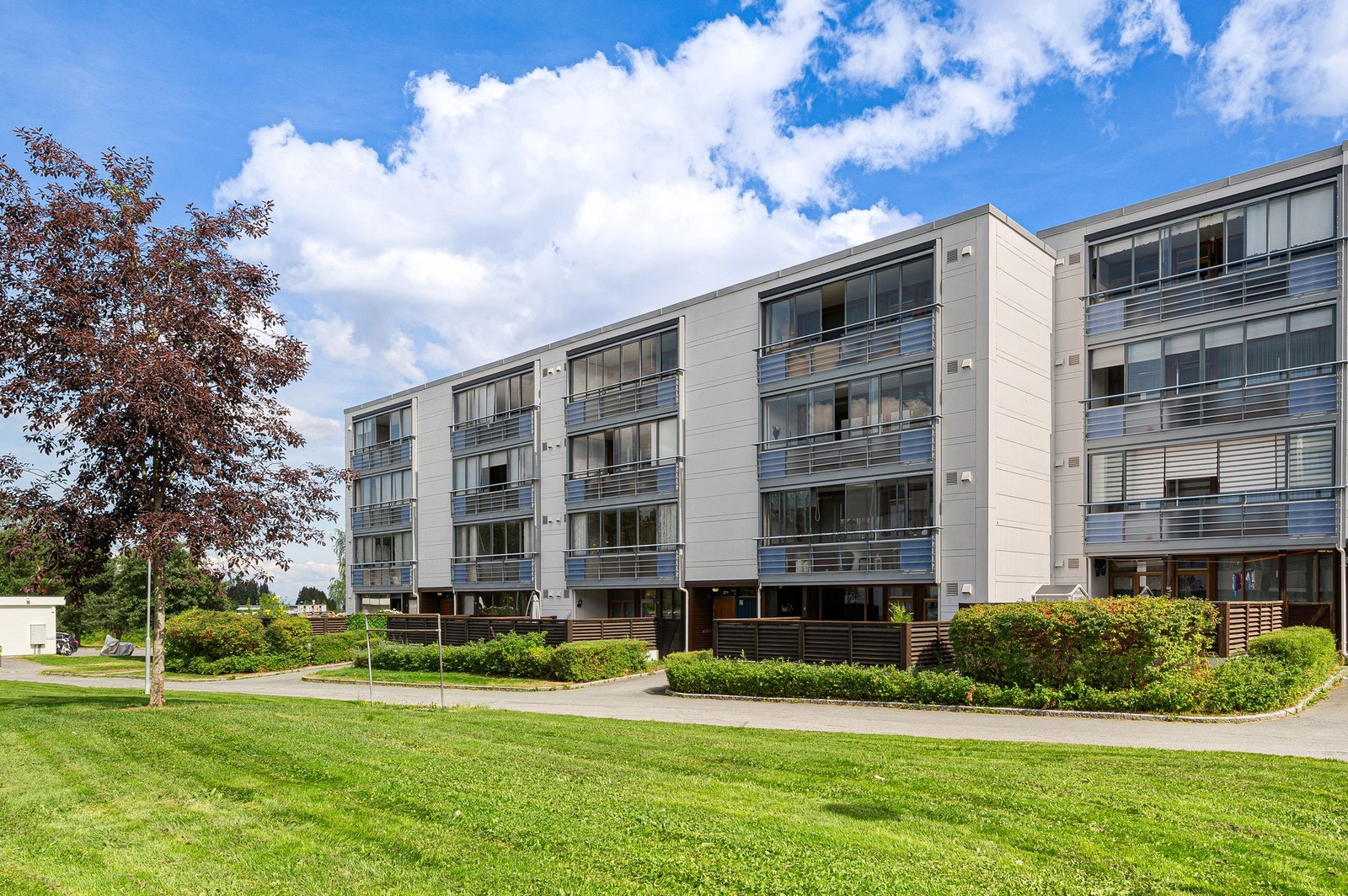 Leiligheten ligger i et barnevennlig boligområde på Kolstad med trygge og bilfrie rekreasjonsruter til barnehage og skole. Galleribilde