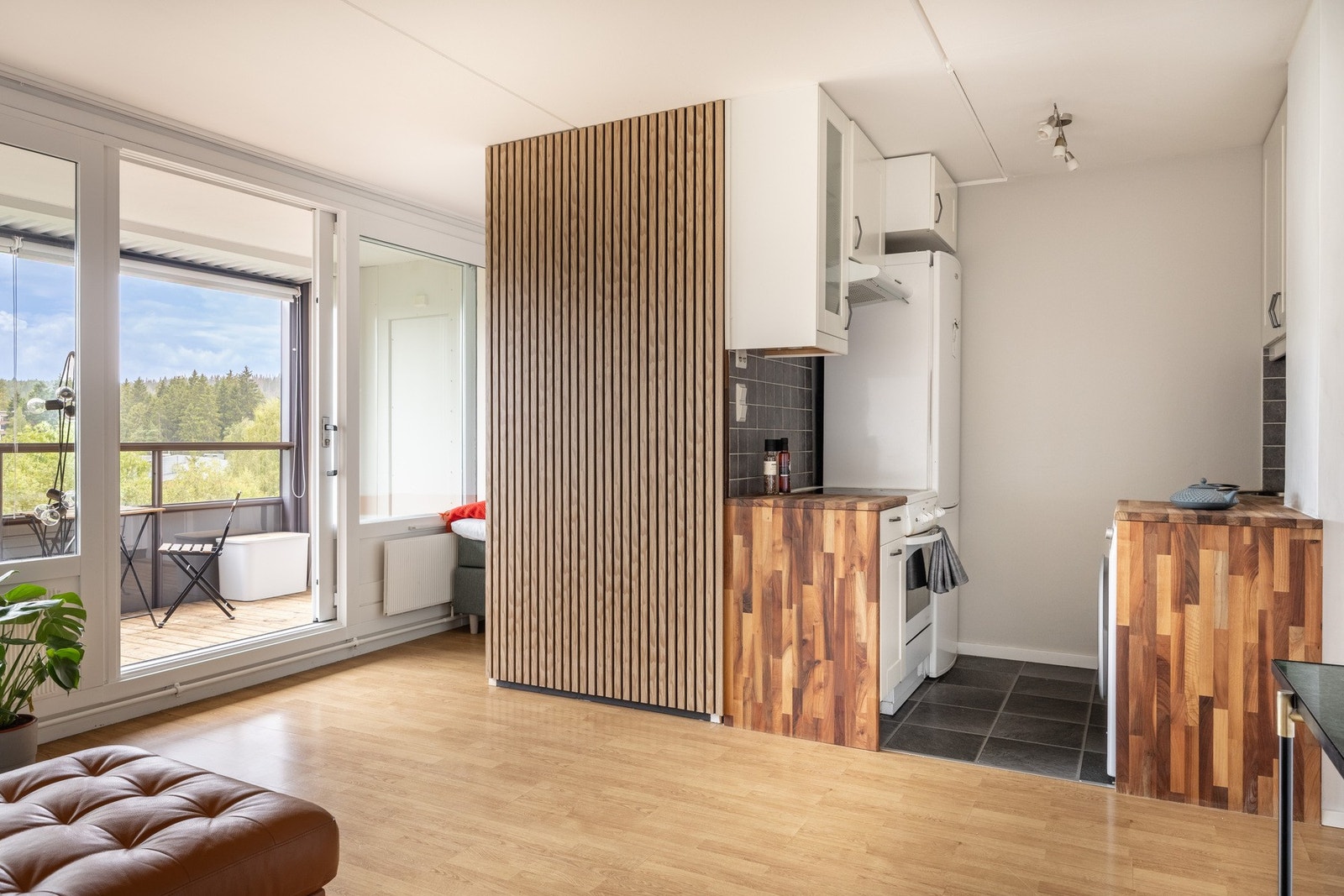 Leiligheten er lys og innbydende med rikelig av naturlig lysinnslipp. Galleribilde