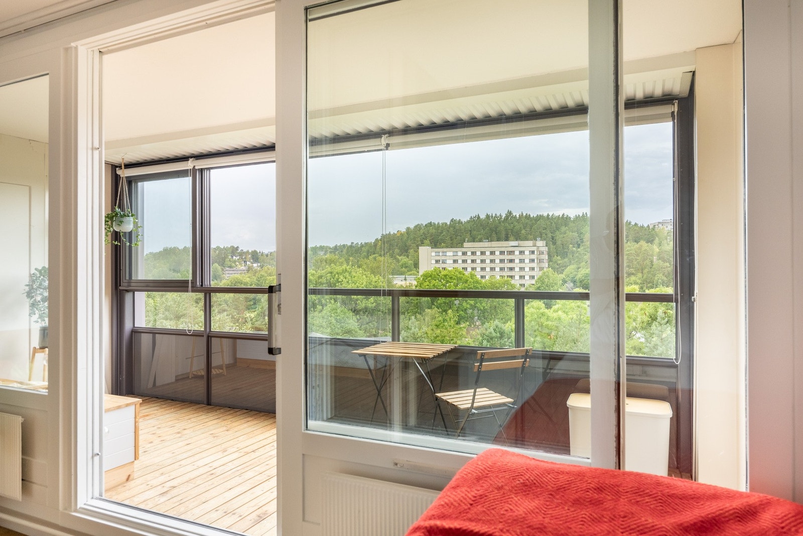 Balkongen vil fungere som en forlengelse av stuen året rundt siden den er innglasset. Galleribilde