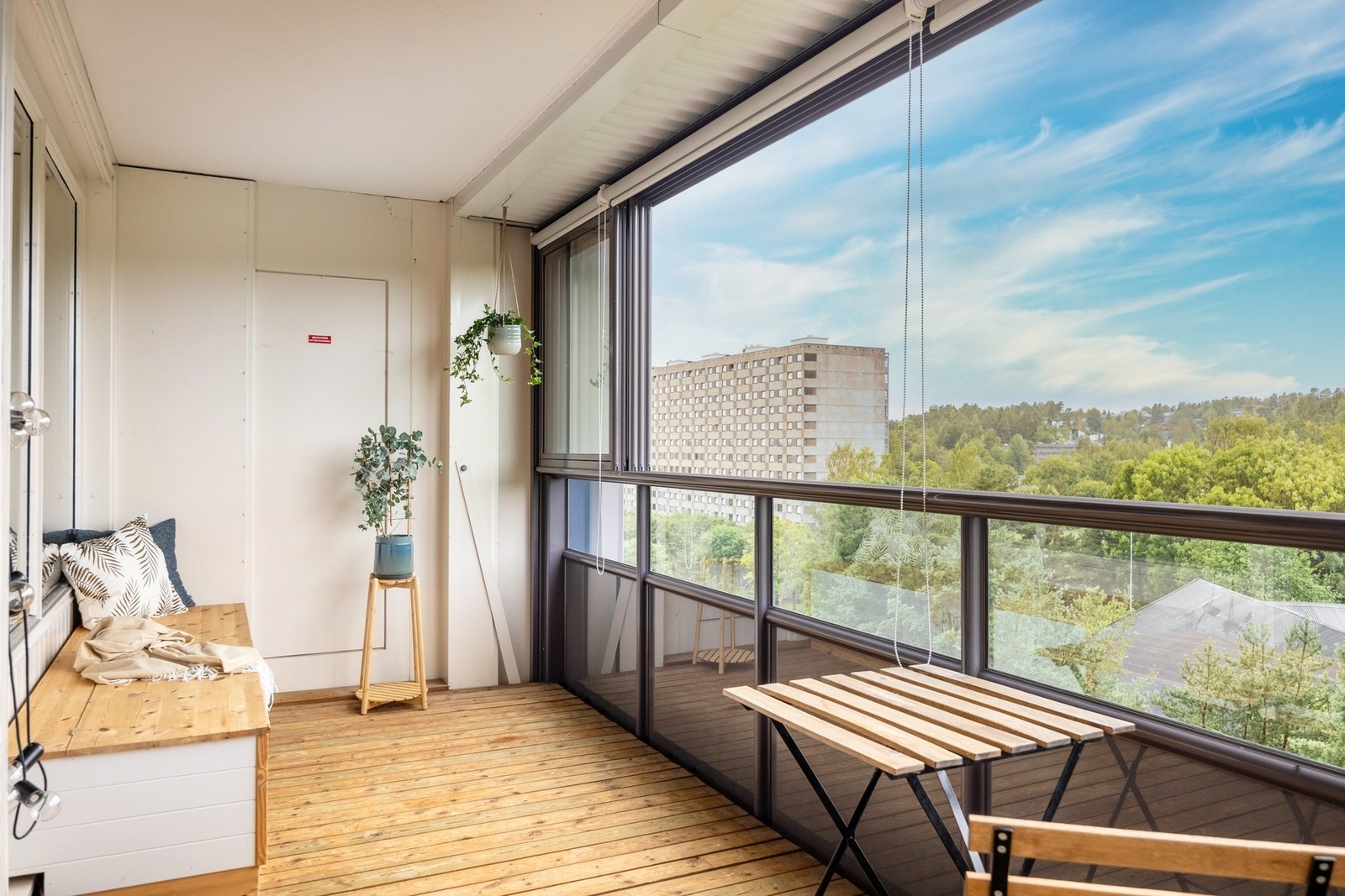 Leiligheten har en flott innglasset balkong på hele 11 kvm. Praktisk plasstilpasset oppbevaringsbenk på balkongen medfølger salget. Galleribilde