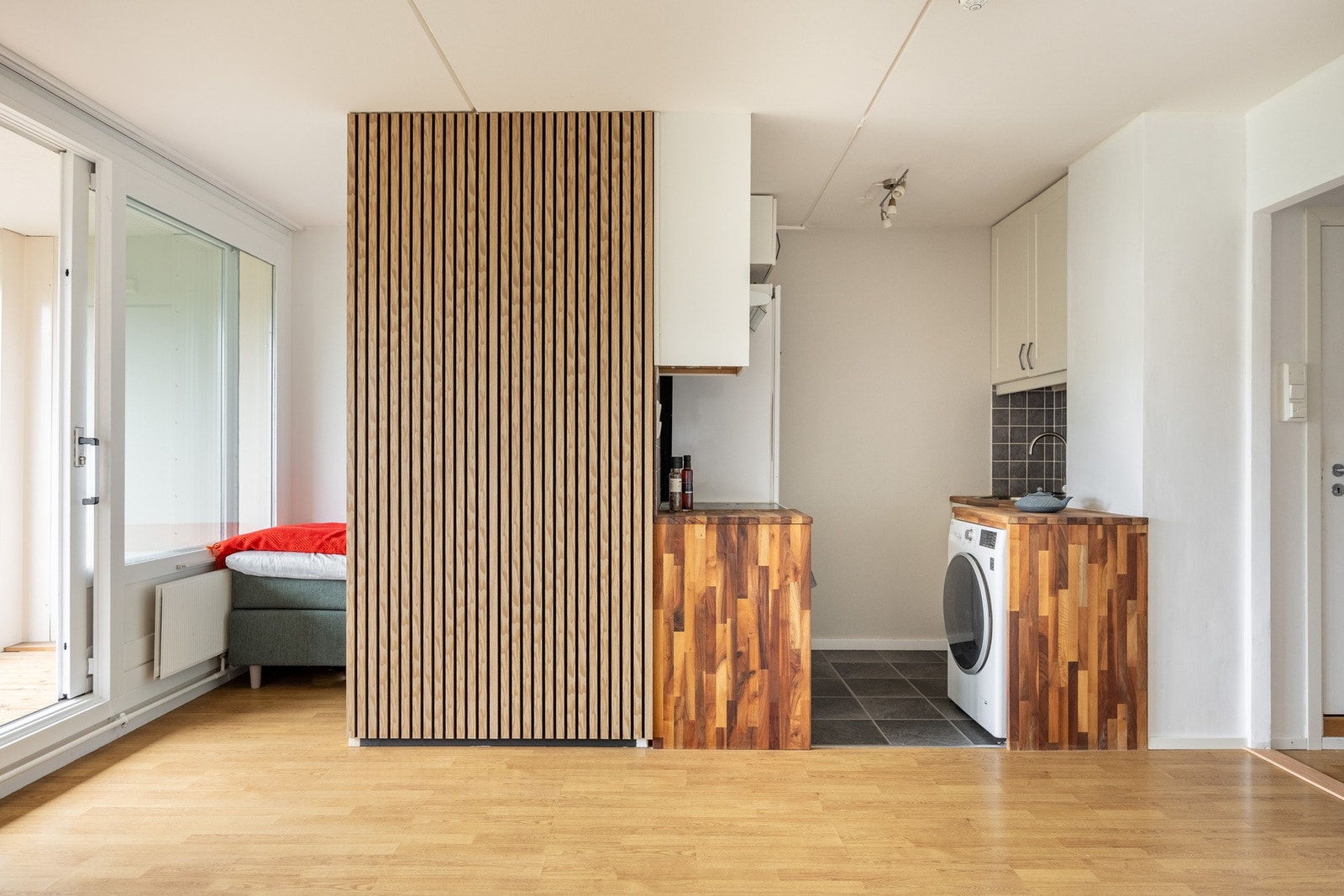 Den åpne løsningen mellom stuen og kjøkkenet gjør leiligheten arealeffektiv. Galleribilde