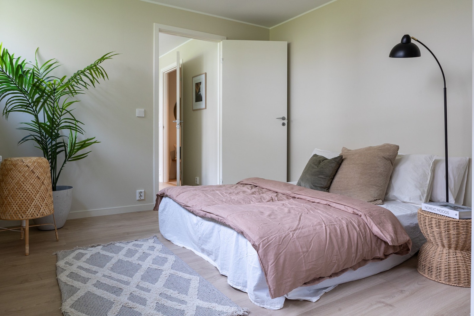 God plass til dobbeltseng (sengen på bildet er 180) og garderobeskap. Galleribilde