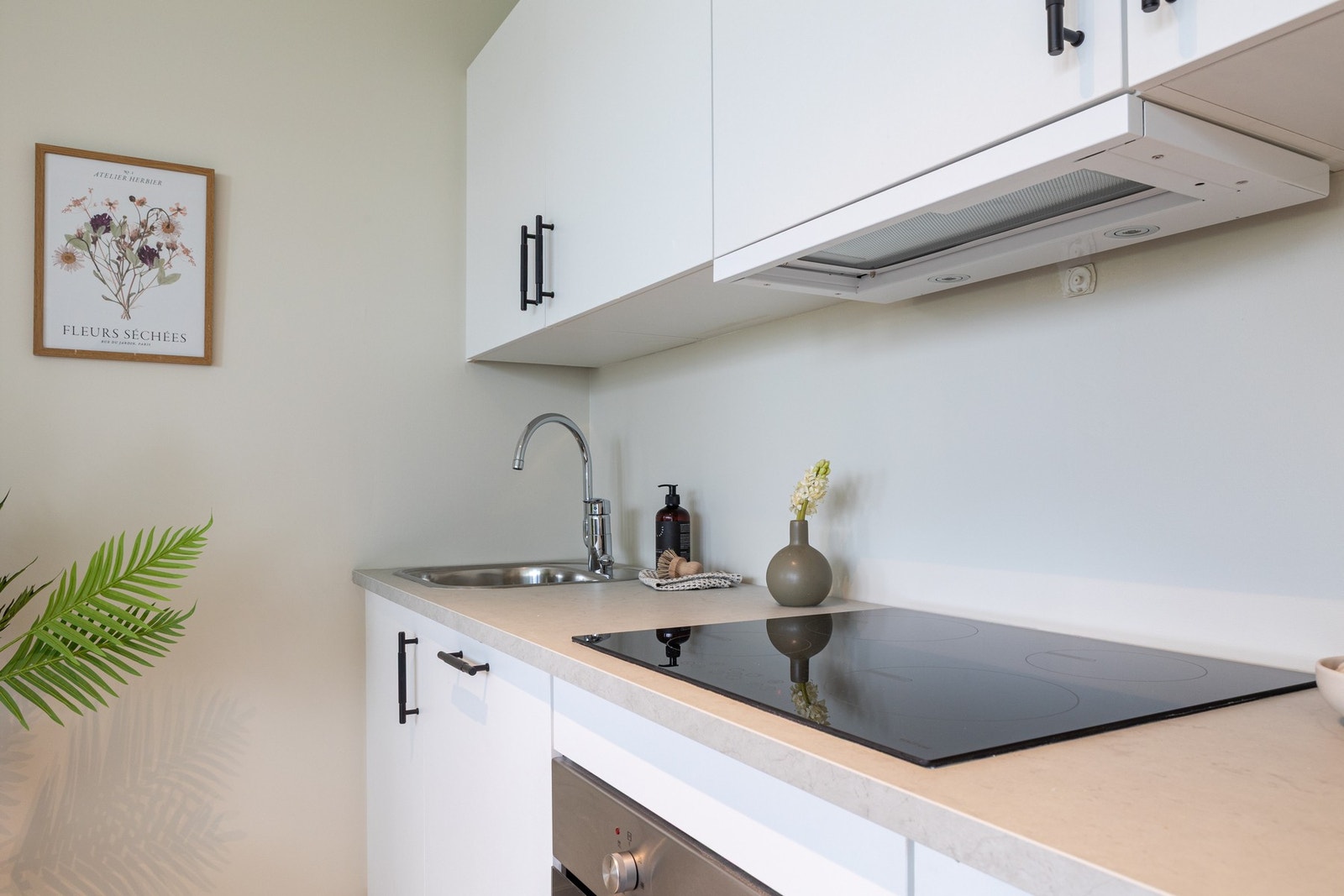 Her er hver eneste kvadratmeter utnyttet optimalt. Det er godt med både skap- og benkeplass. Galleribilde