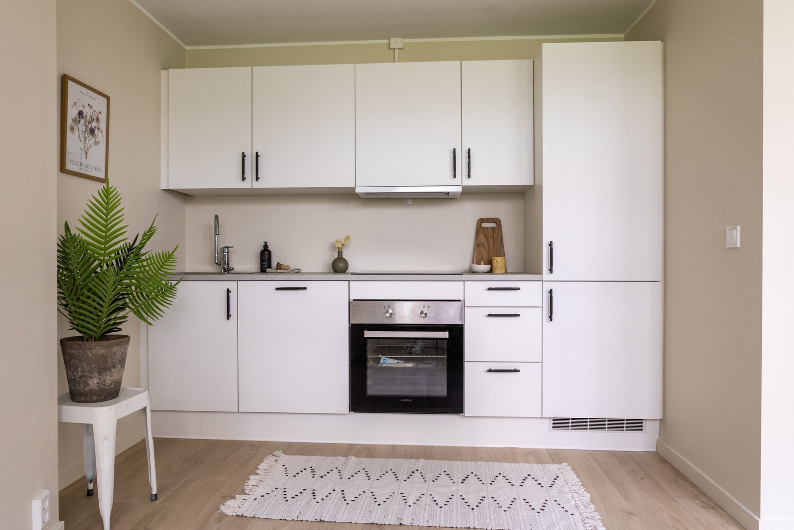 Nytt og lekkert kjøkken i 2025 i åpen og sosial løsning mot stue og spisestue. Galleribilde